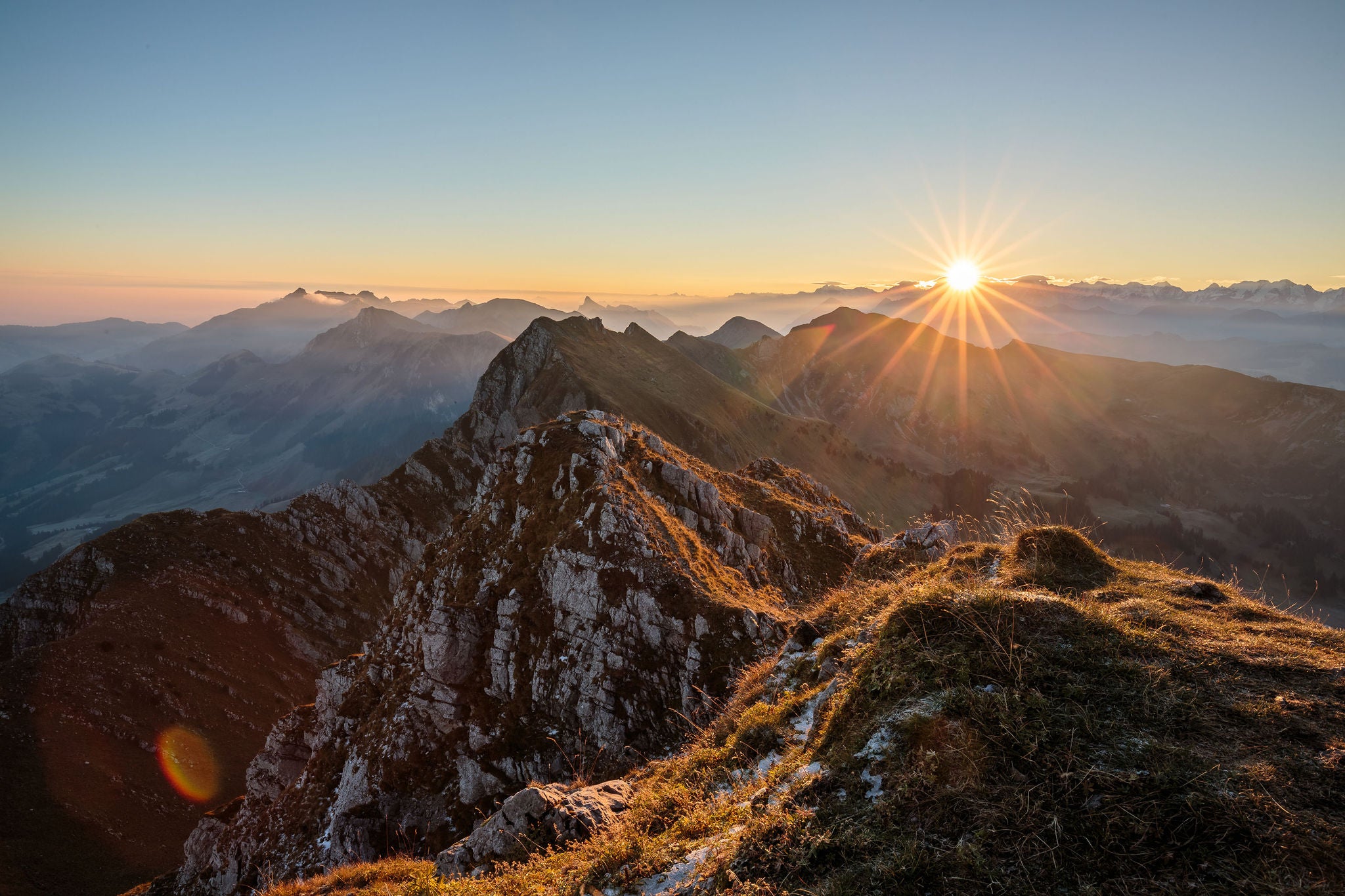 Coucher de soleil vu du haut d'une montagne au printemps