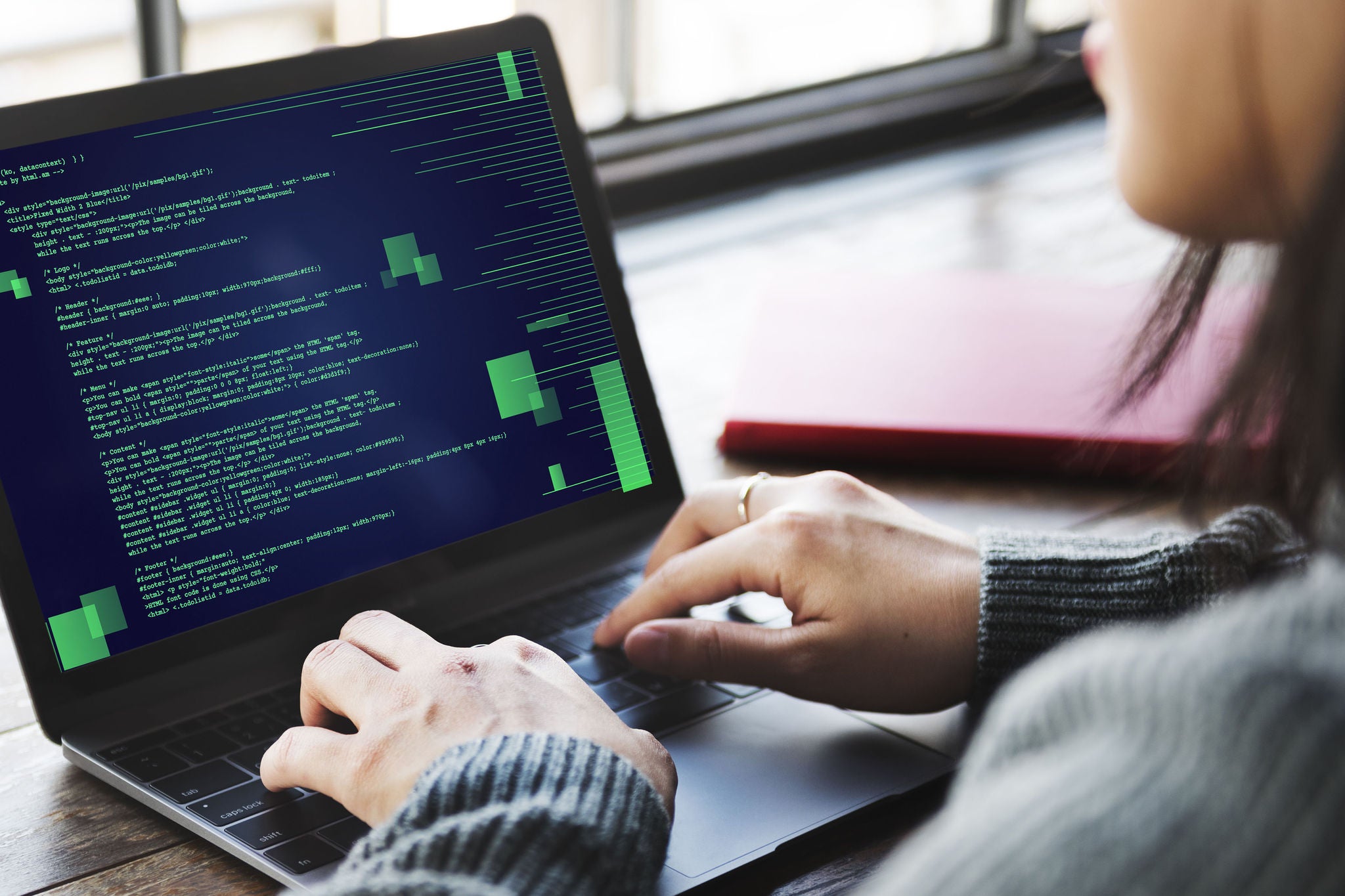 Mujer escribiendo códigos en una computadora