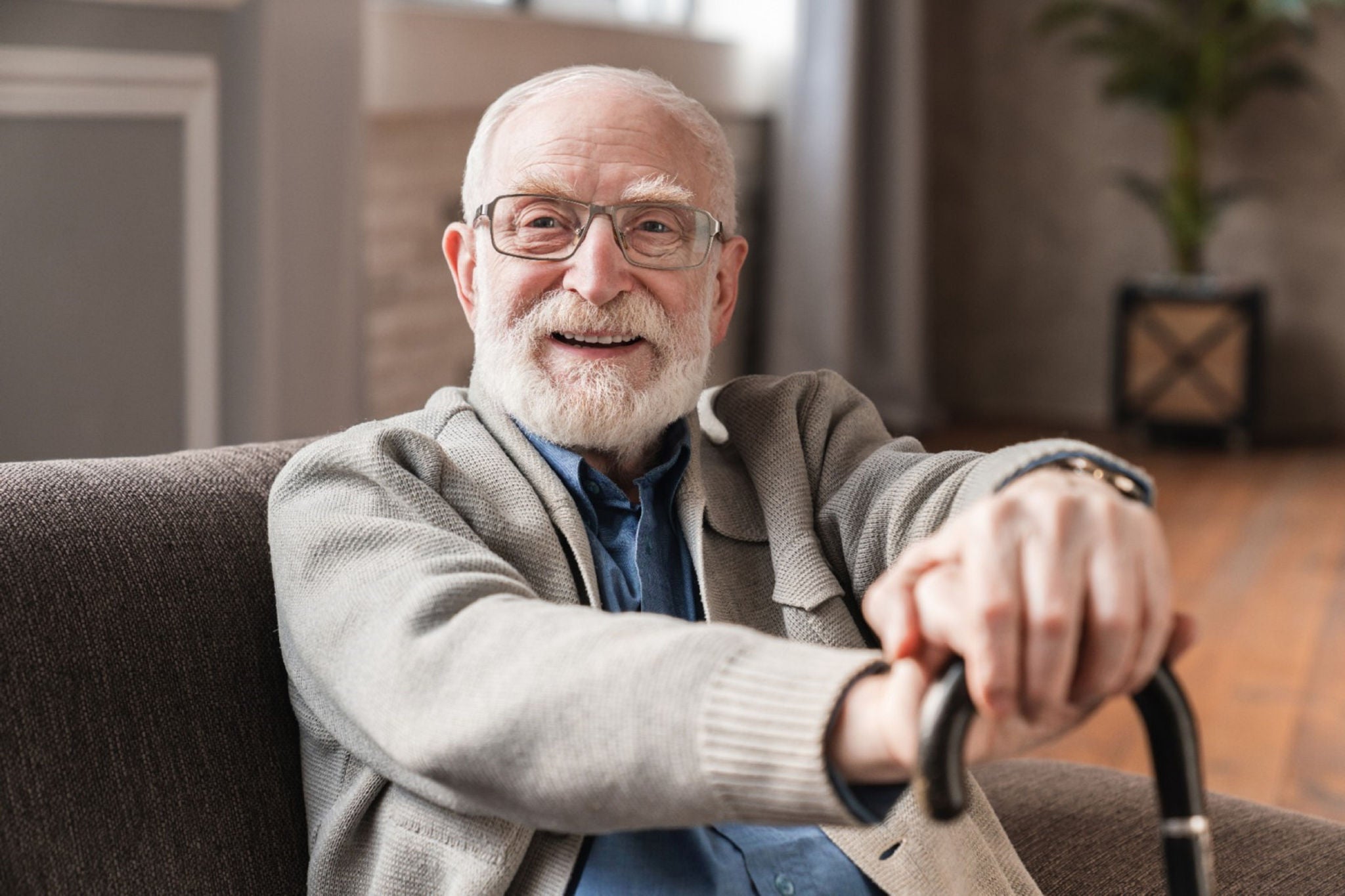 Un monsieur âgé à son domicile