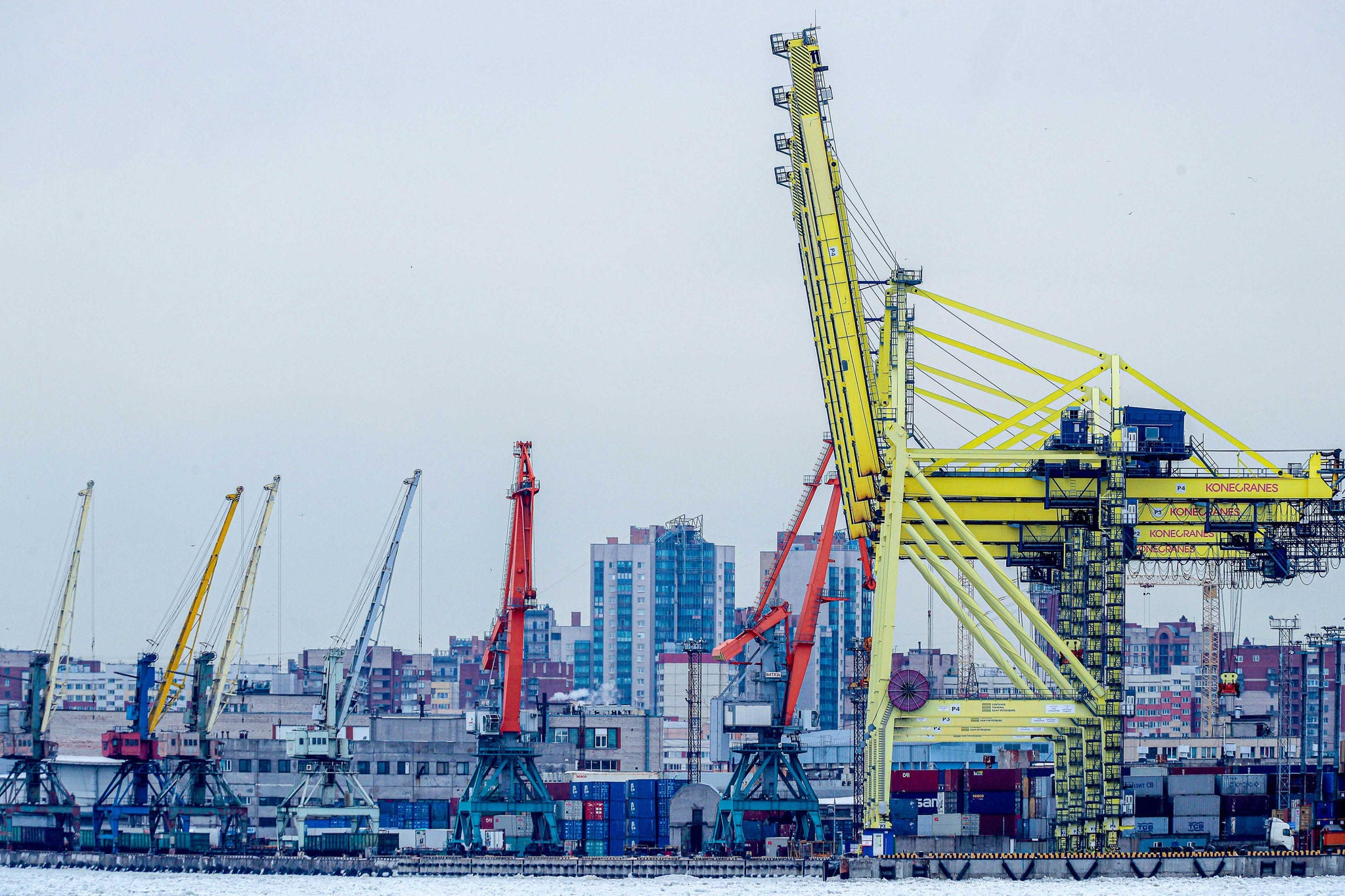 Blick auf den Hafen von St. Petersburg. Bestimmte Gueter und Technologien duerfen nicht mehr ohne weiteres aus der EU und anderen westlichen Laendern nach Russland gebracht werden.