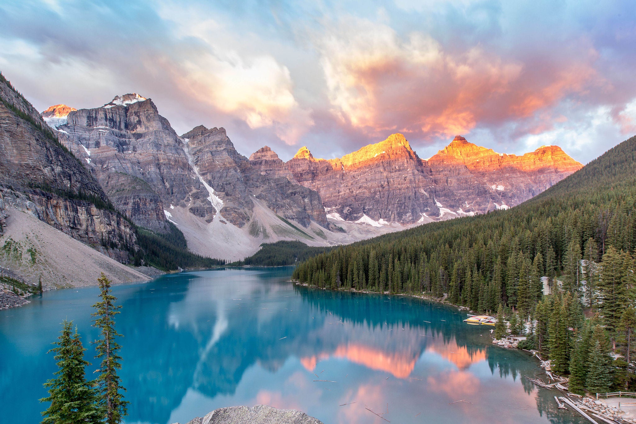 Eine Landschaft mit See und Bergen bei Sonnenaufgang in Kanada