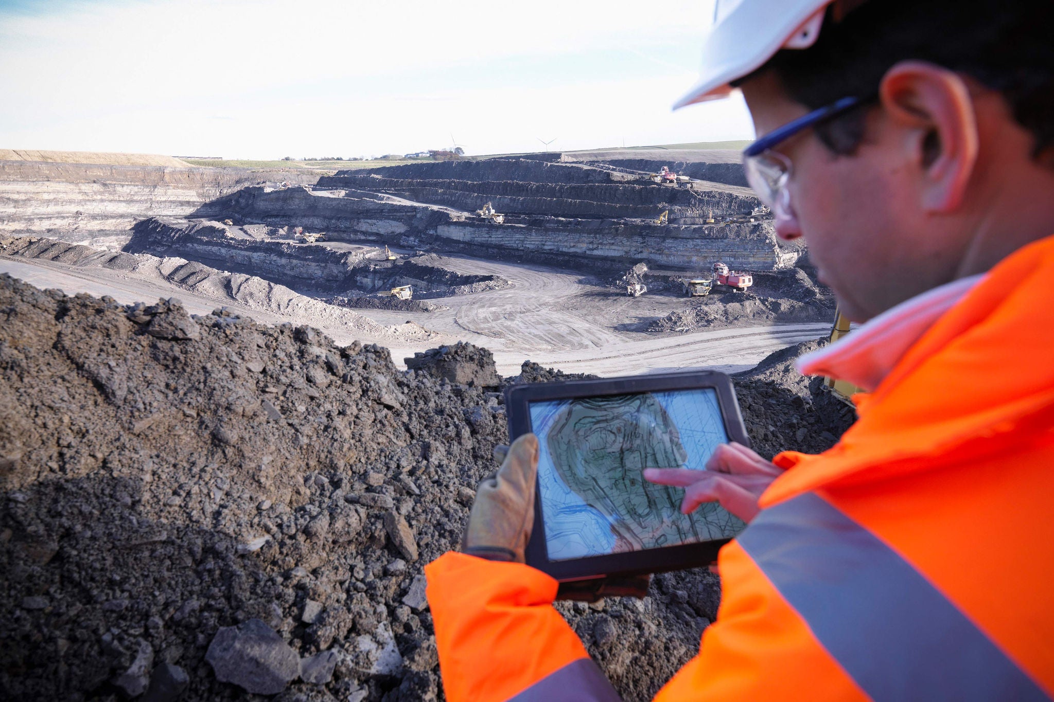 ey-male-construction-worker-mine-outside.jpg