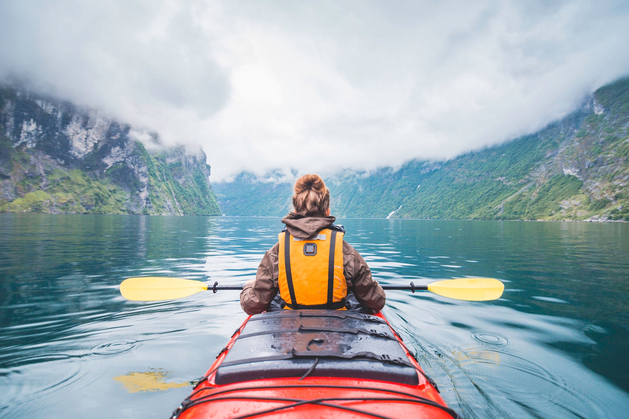 Kvinde-i-kajak-på-fjord-i-Norge