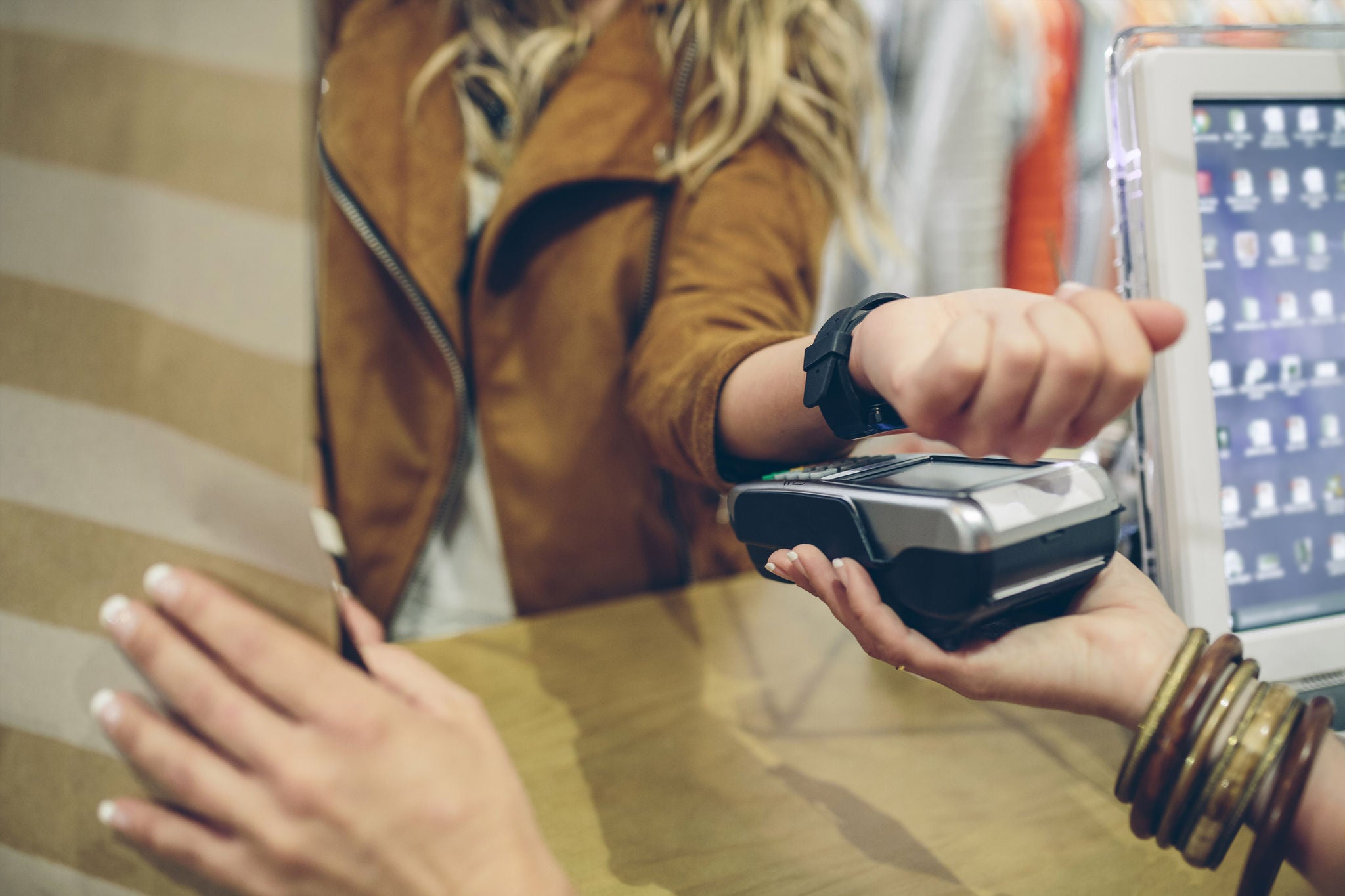 ey-customer-paying-with-nfc-technology