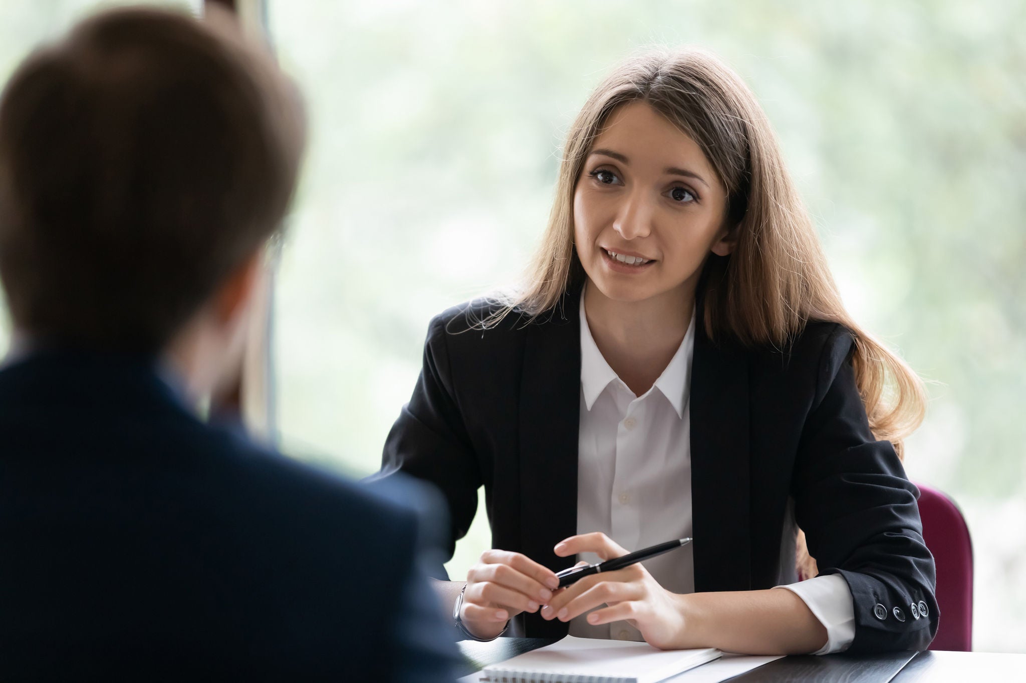 Femme participant à l’entrevue en face à face