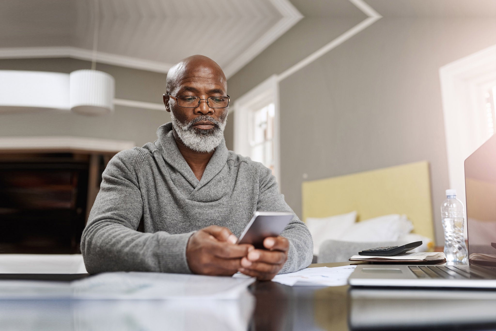 Homme qui travaille sur son téléphone cellulaire