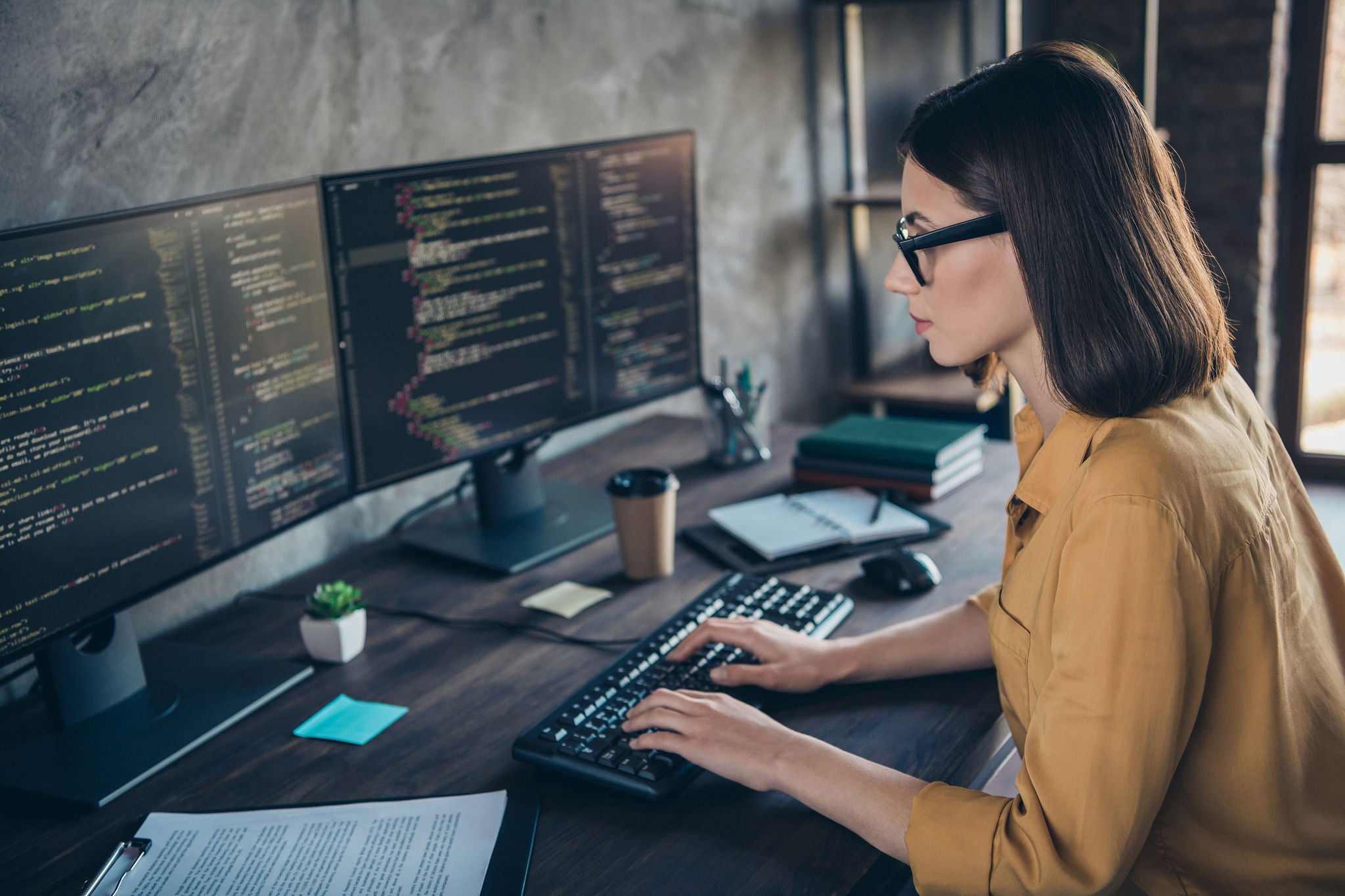 Femmes travaillant sur plusieurs bureaux