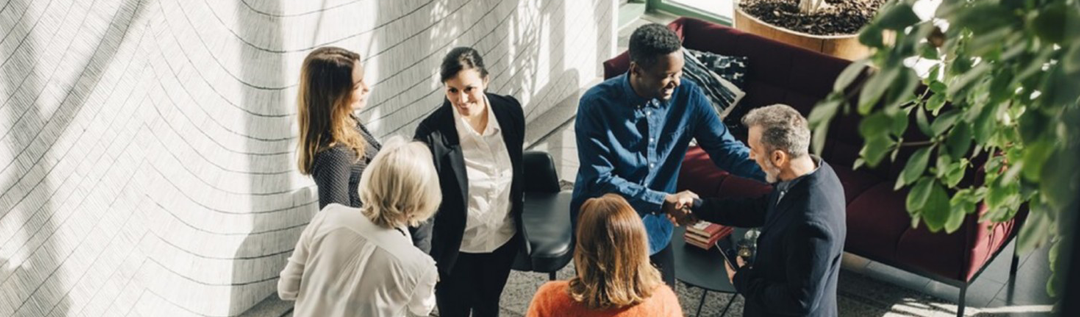 Discussion entre employés au bureau