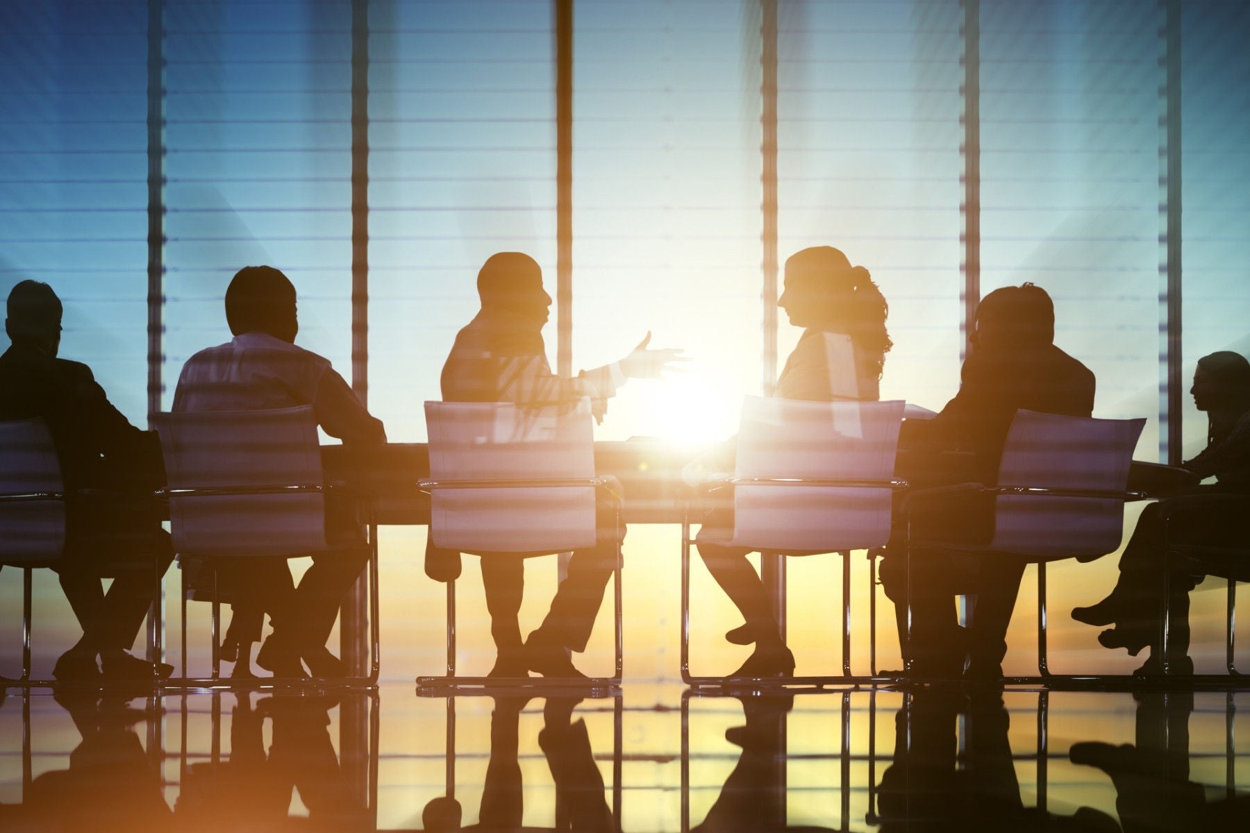 Un equipo dialogando frente al atardecer