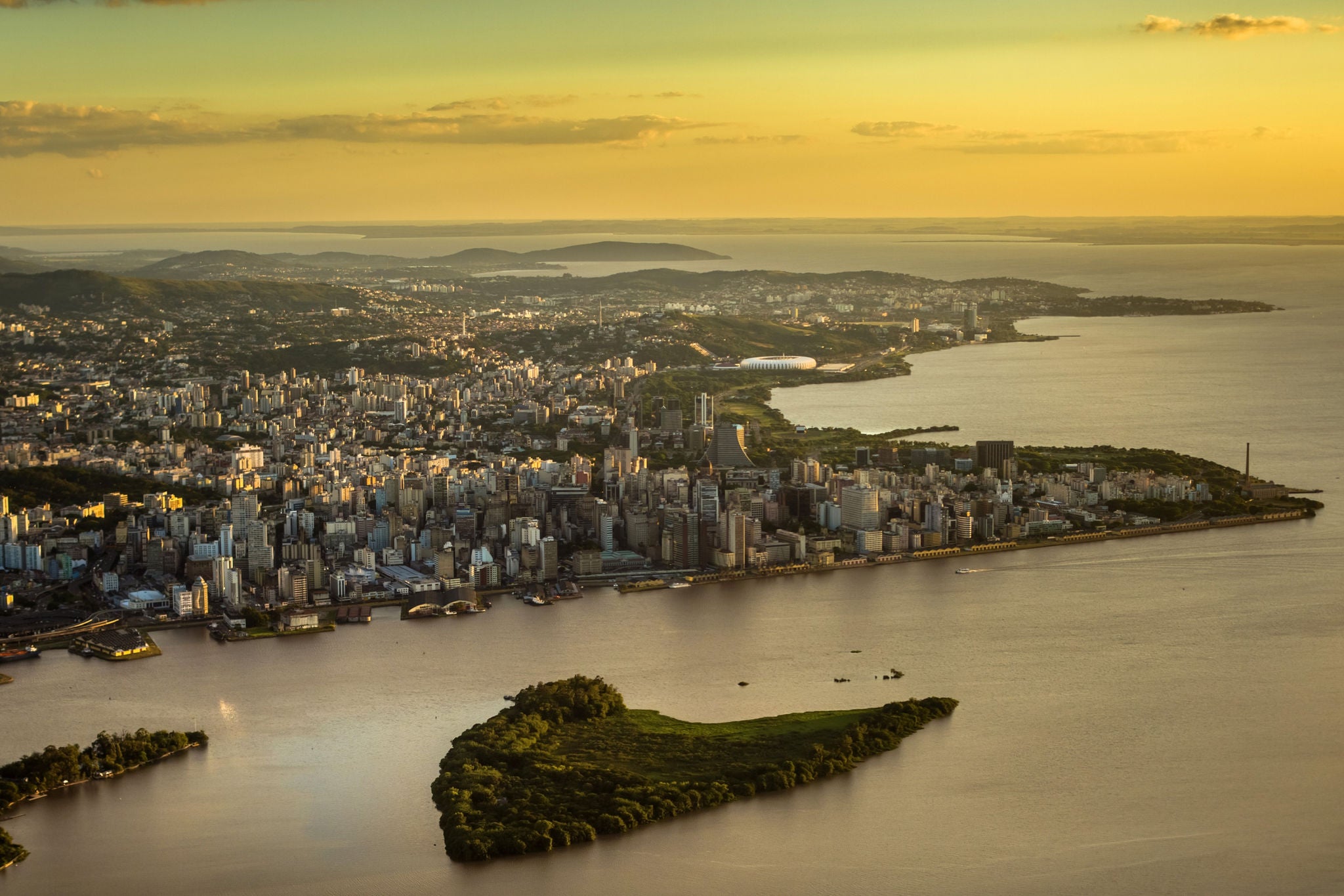 Vista aérea de cidade costeira ao entardecer