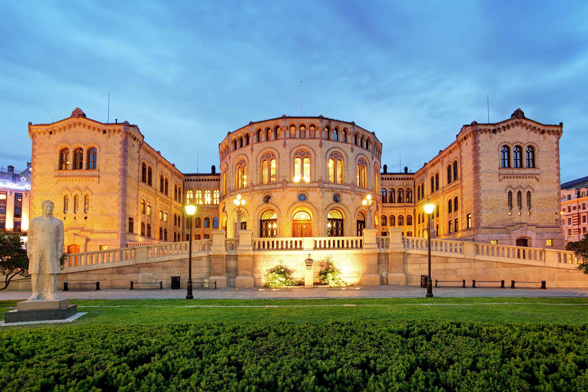 Oslo parliament - panorama at night