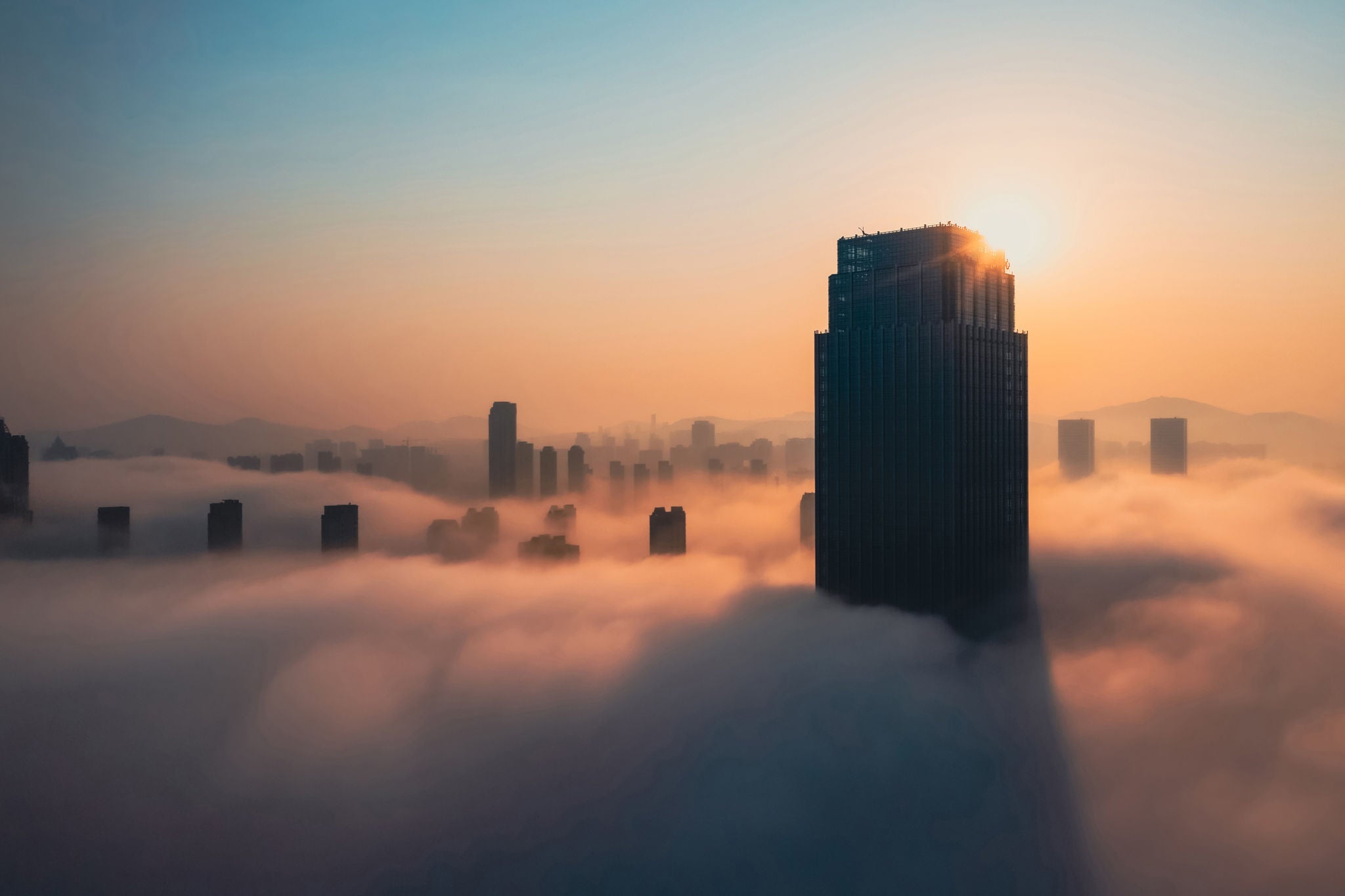 Luftaufnahme eines Bürogebäudes in den Wolken