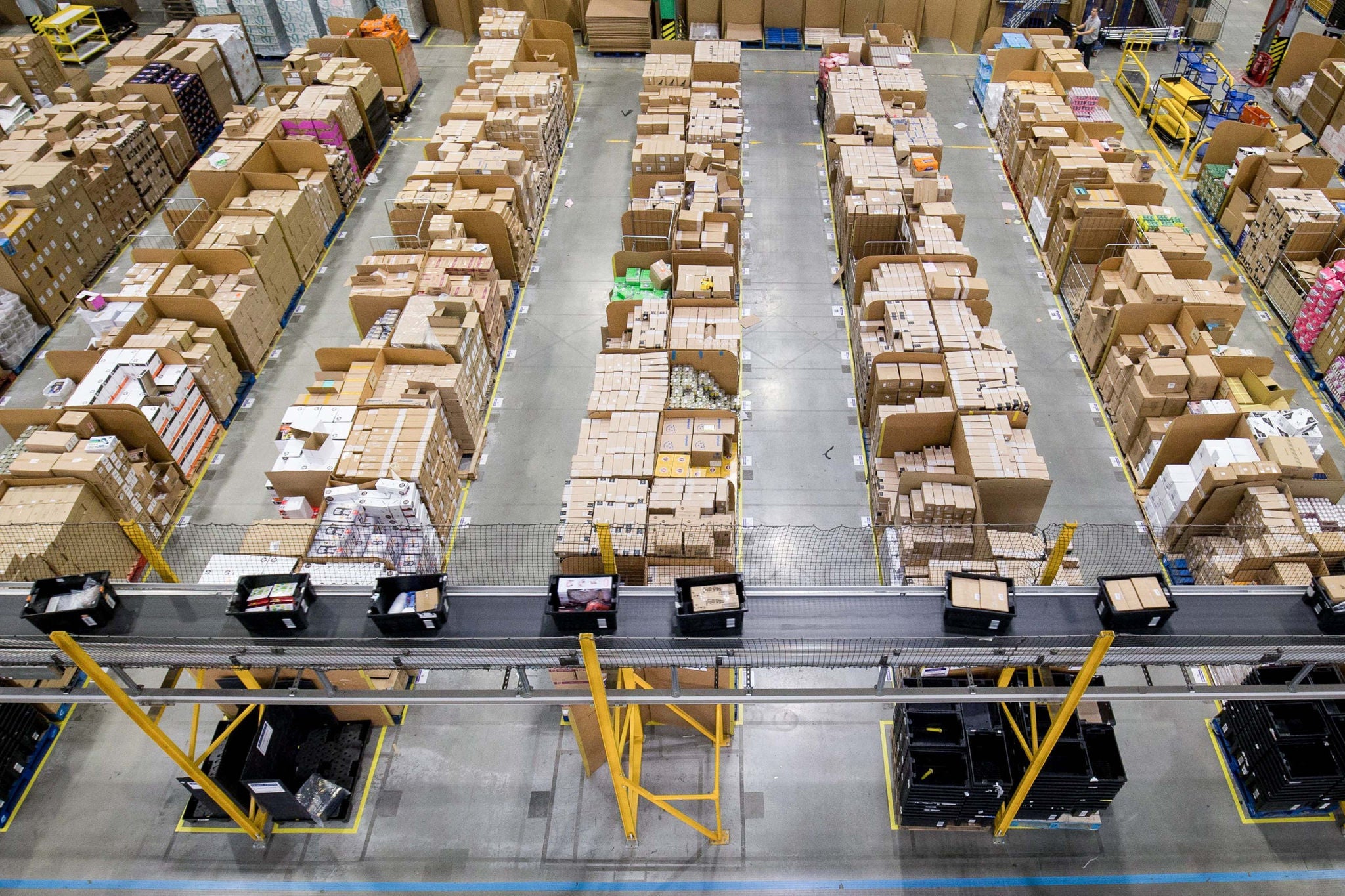 Paketstapel und Pakete auf dem Fliessband im Amazon-Logistikzentrum in Peterborough, Grossbritannien