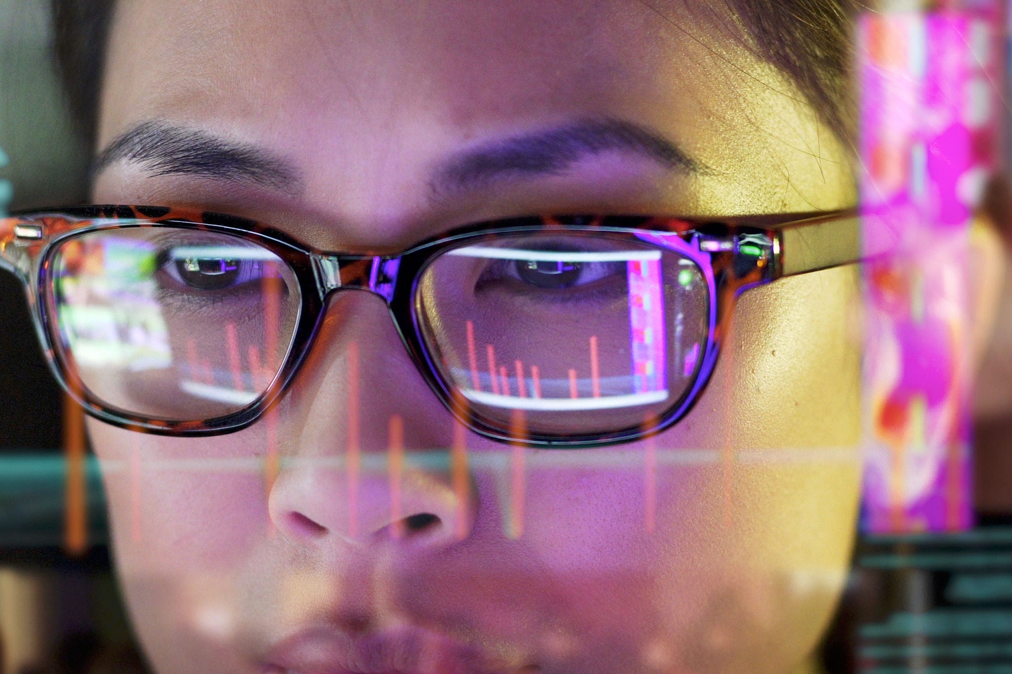 ey-computer-lights-reflect-in-womans-glasses-v1-0-20190424