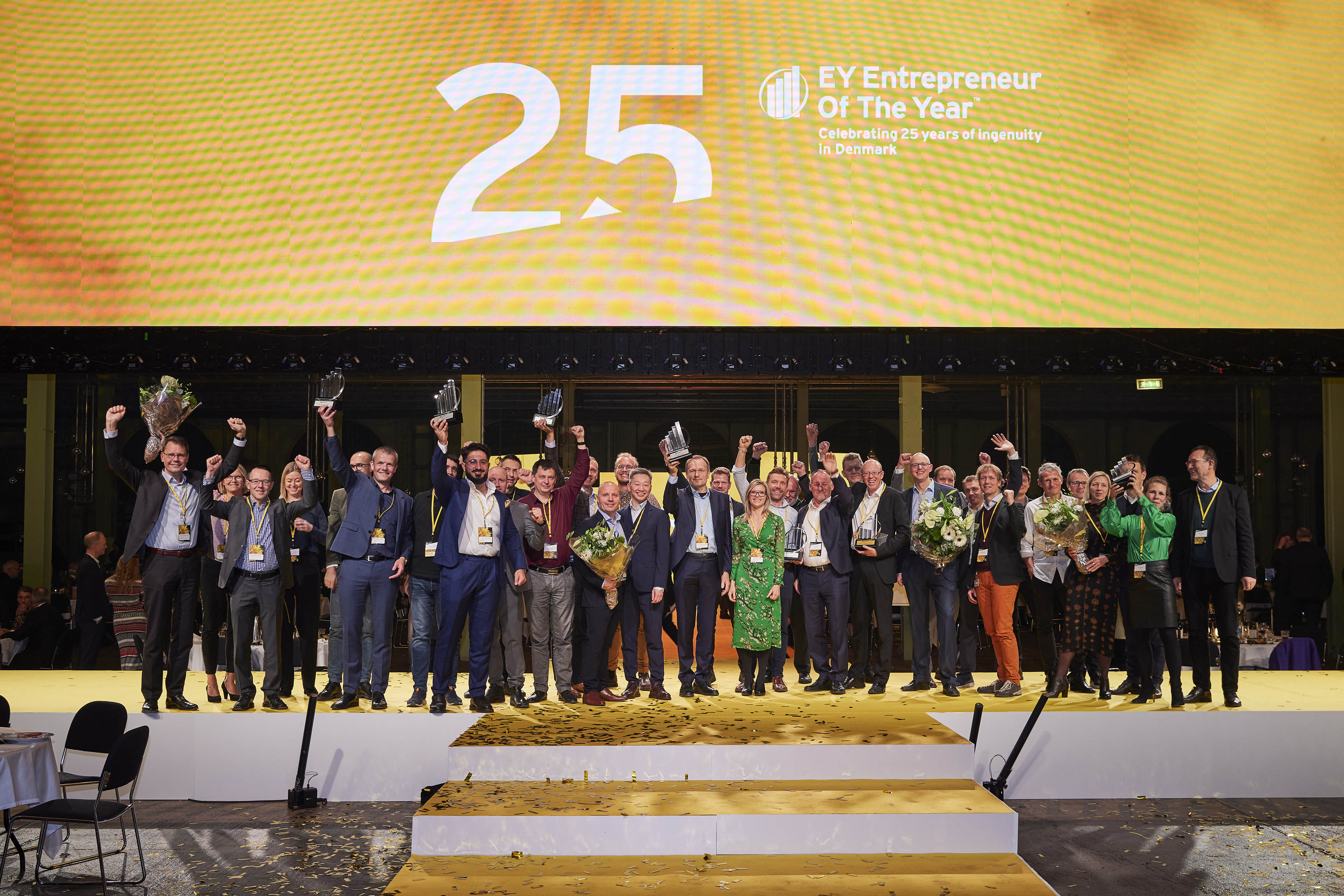 Foto af alle vindere på scenen ved EY Entrepreneur Of The Year 2022