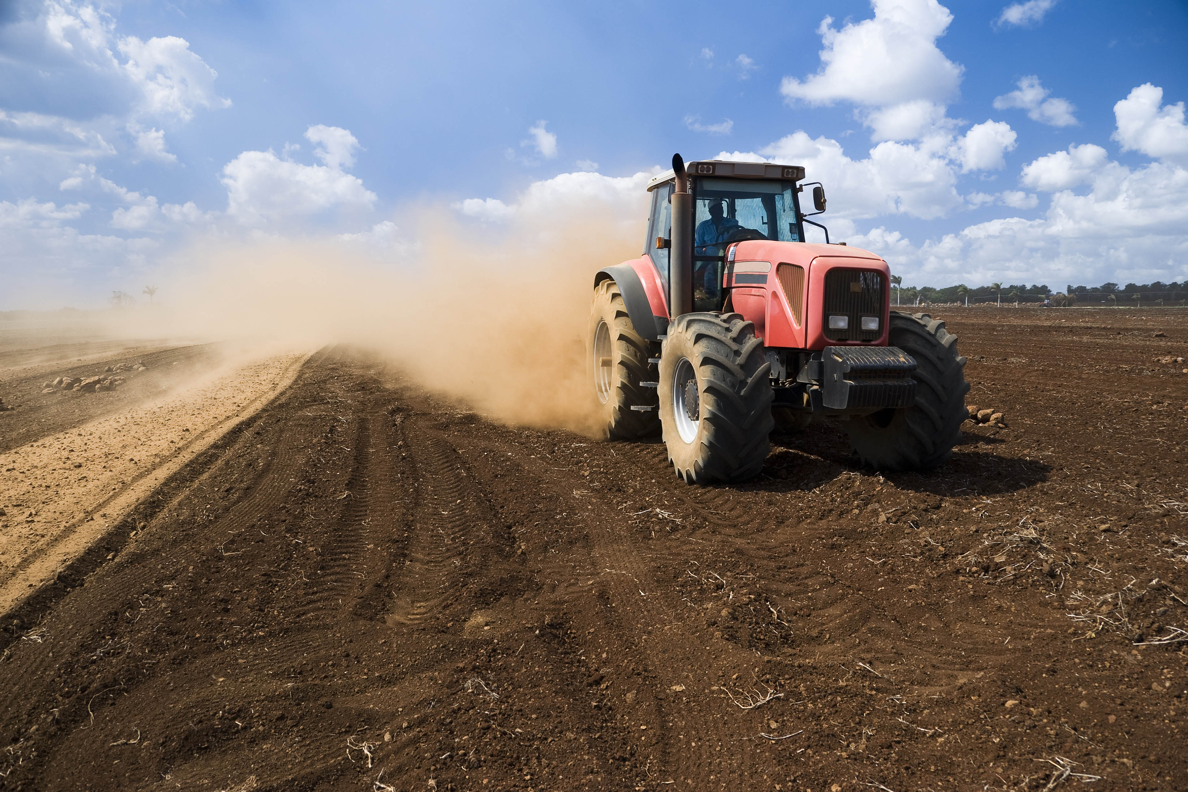 Rød traktor på marken