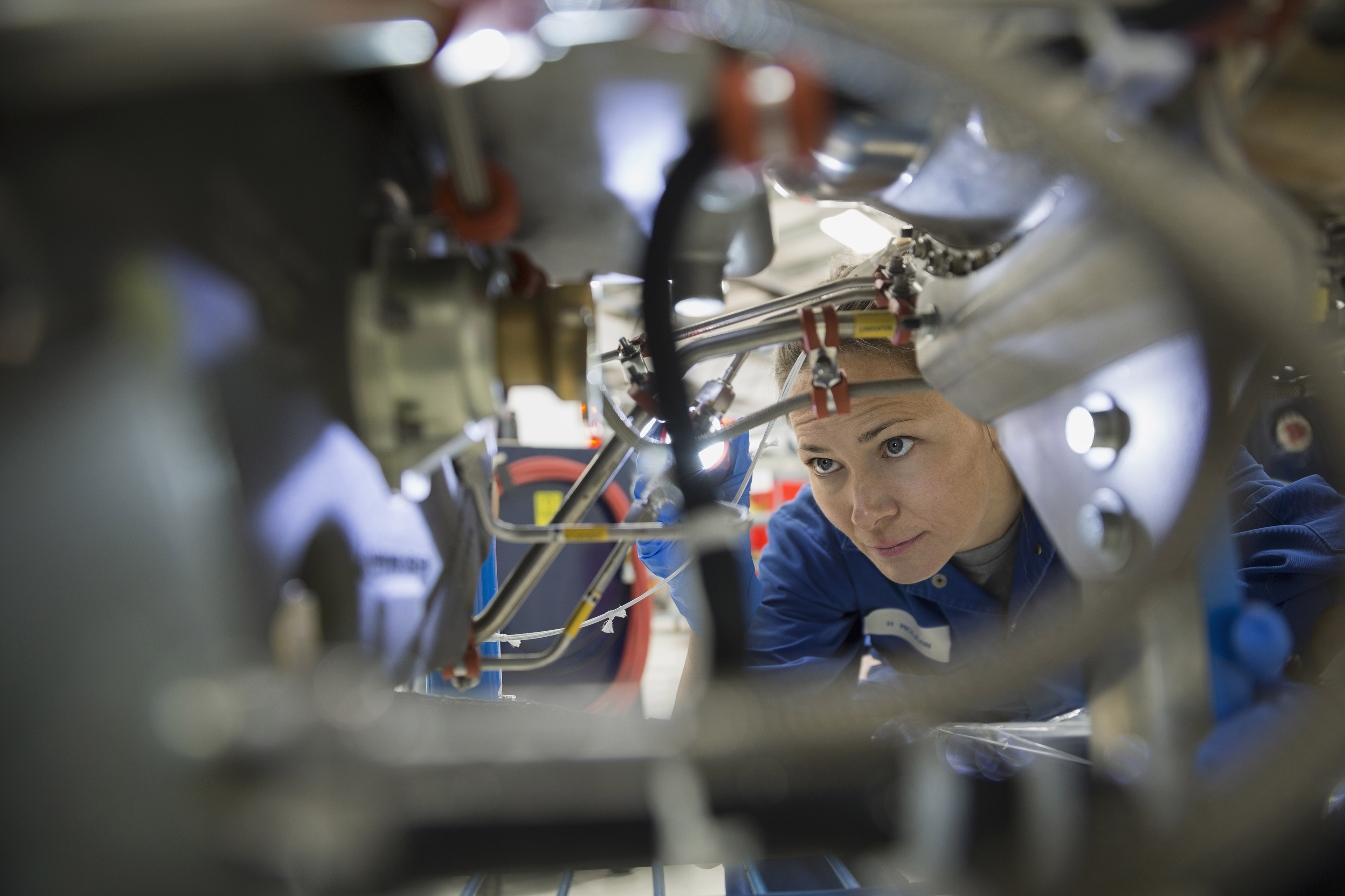 Kvindelig ingeniør tjekke ledninger