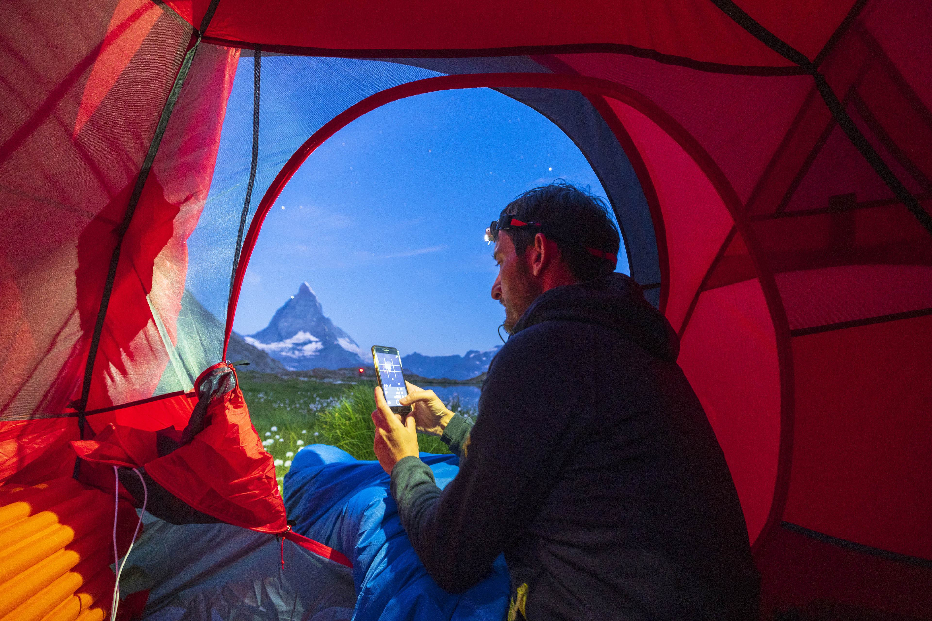 Vandrer camperer med Matterhorn i baggrunden