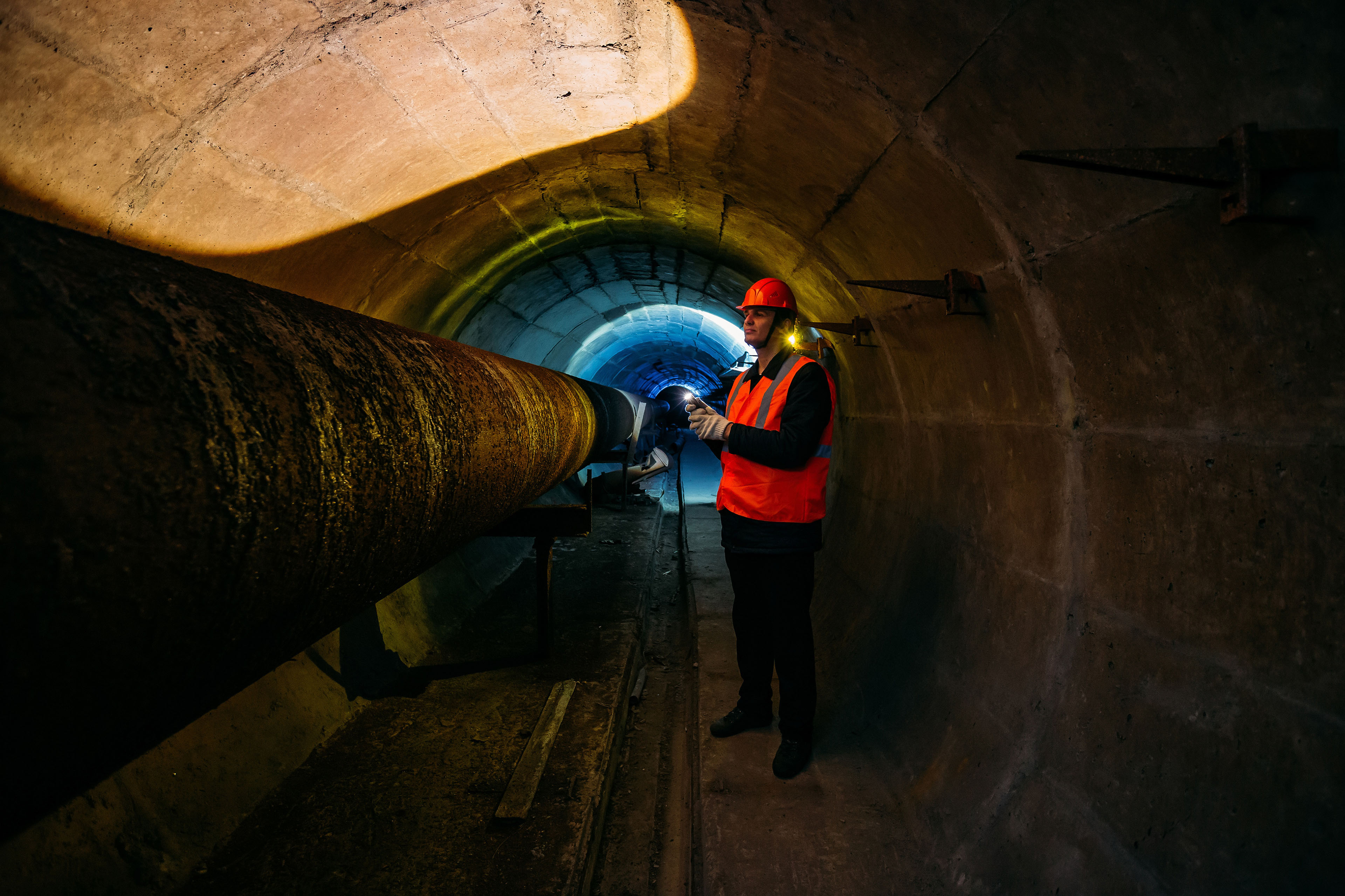 Tunnelarbejder tjekker rør i tunnel