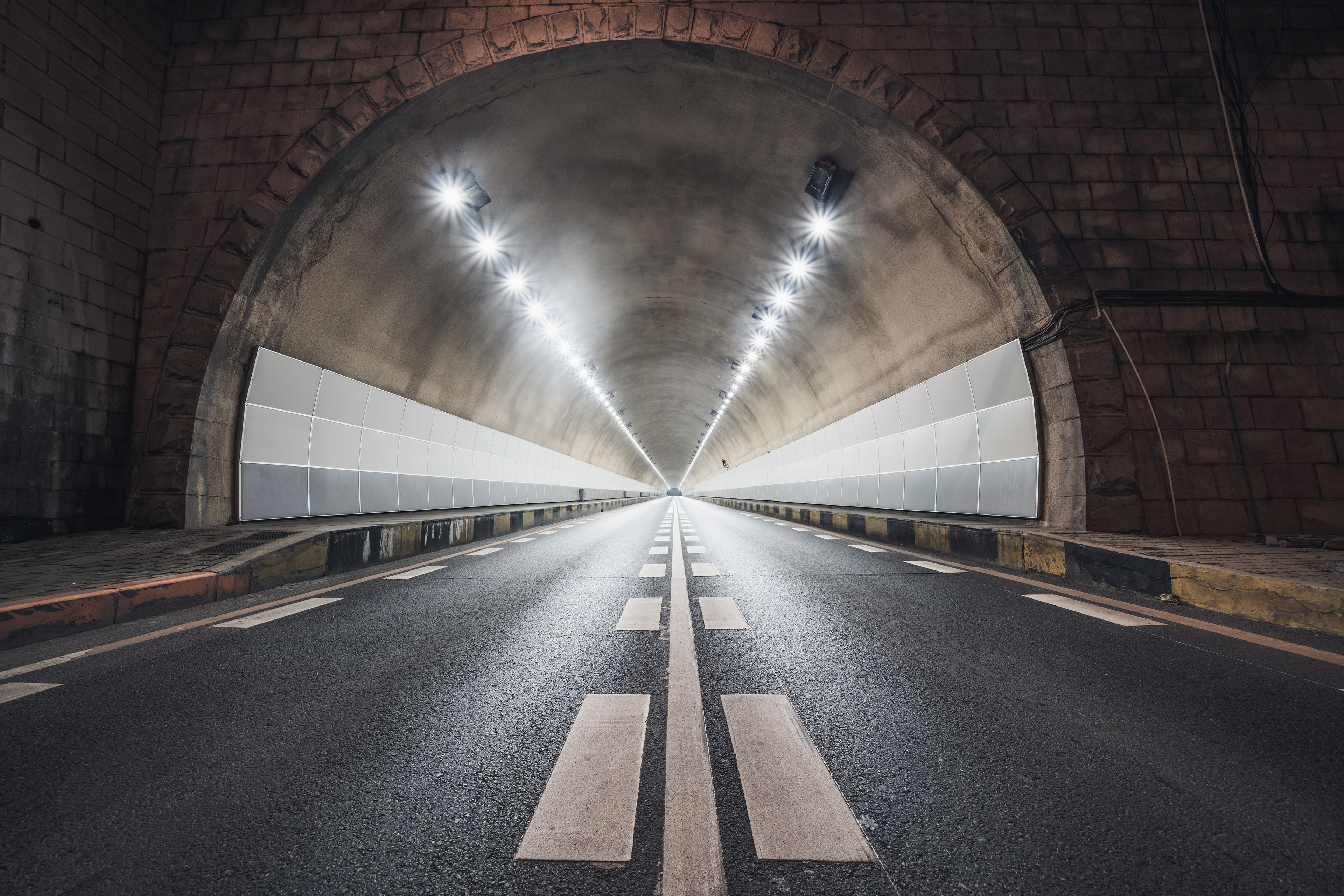 Indgang til tunnel set fra vejbane