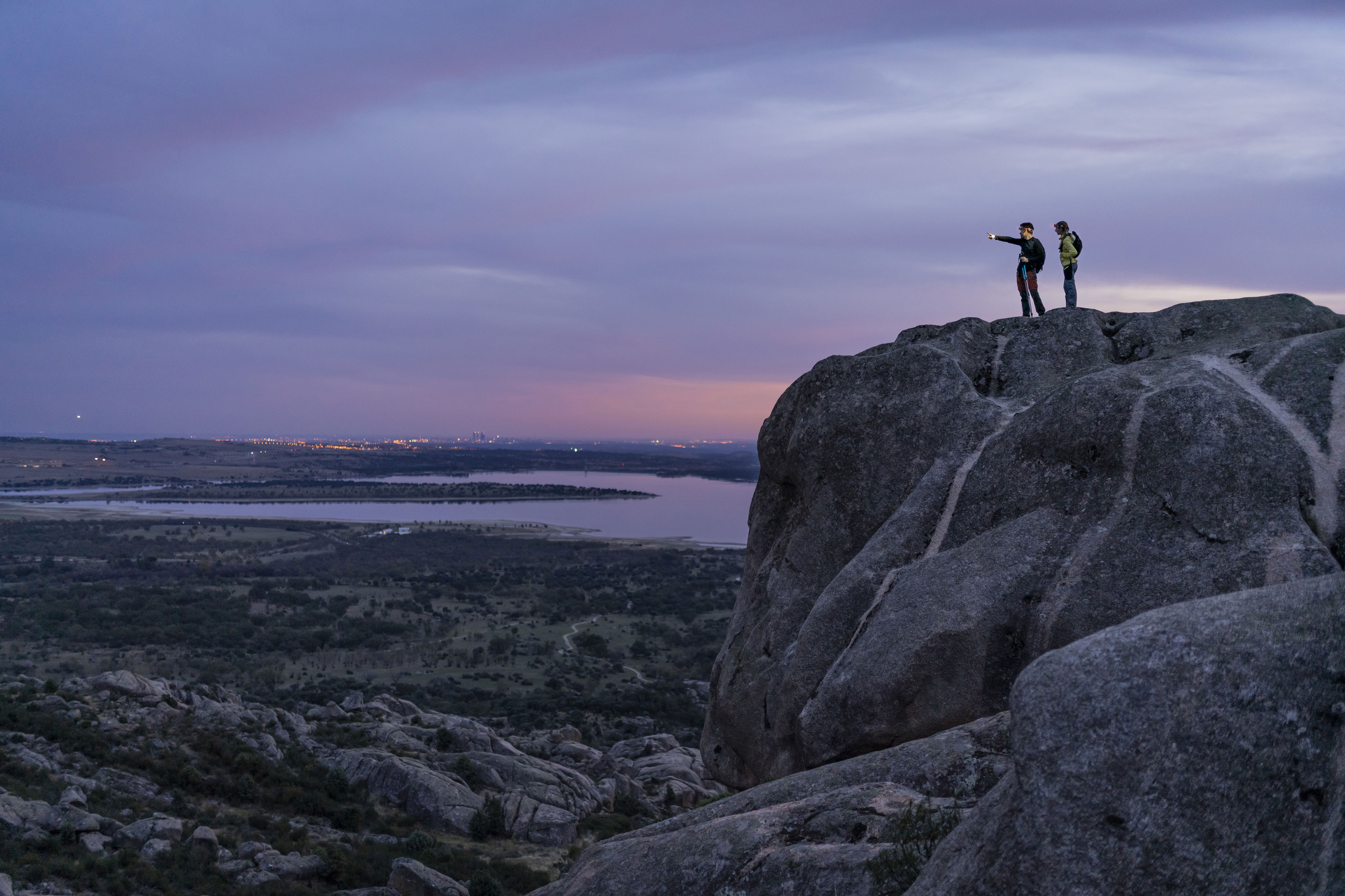 Eventyrere på trekking om aftenen