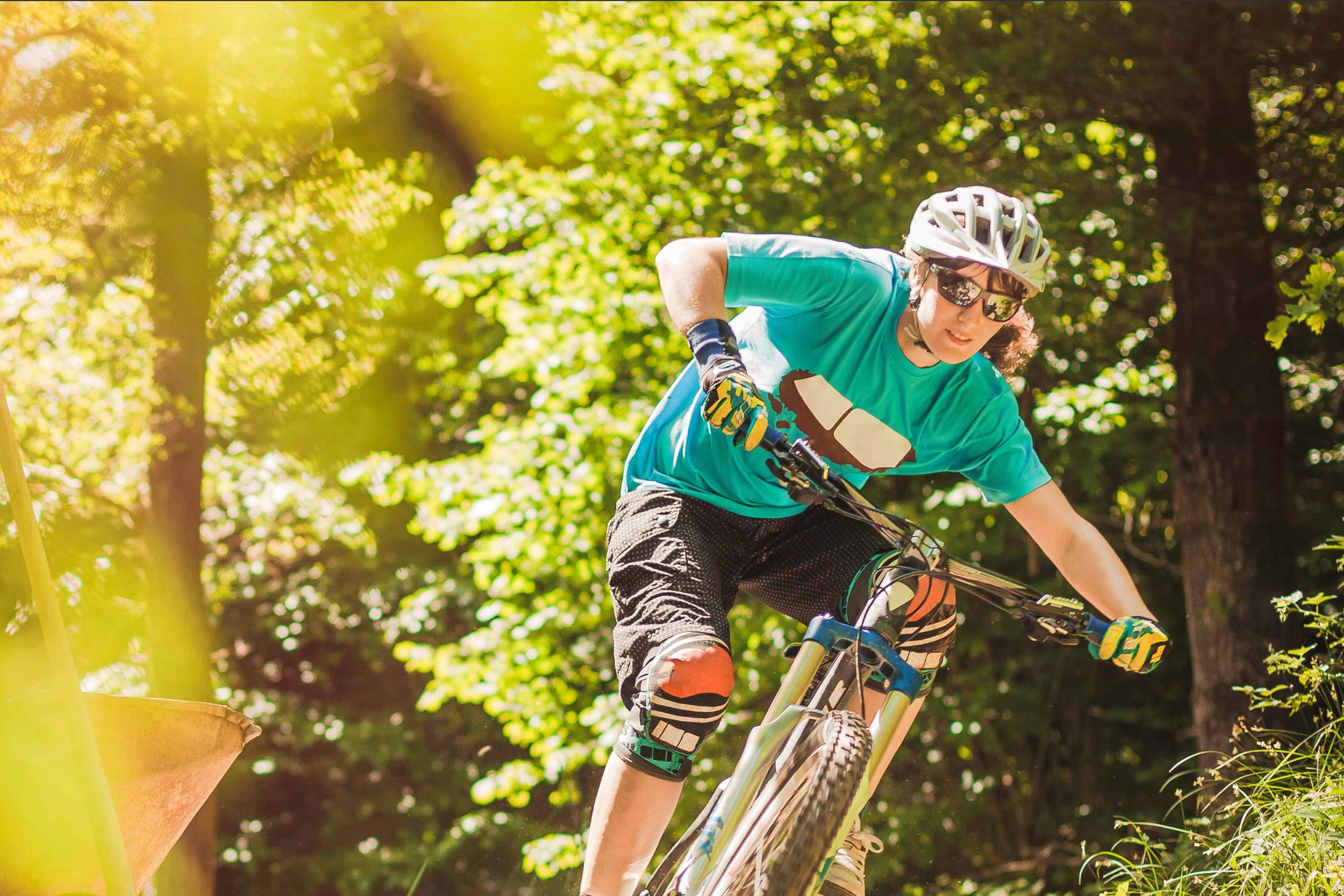 Radfahrerin auf Mountainbike