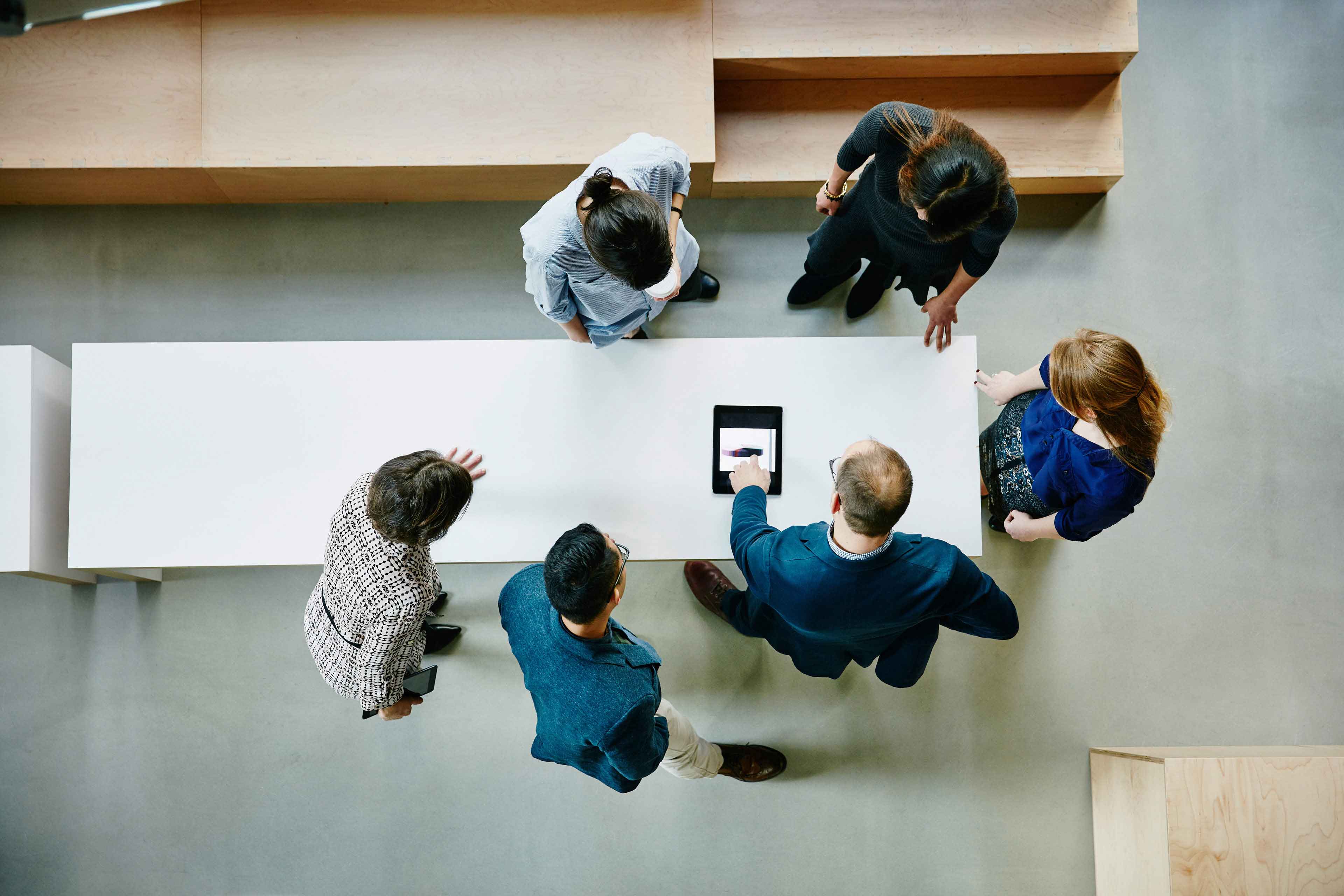 Geschäftskollegen besprechen ein Projekt im Büro