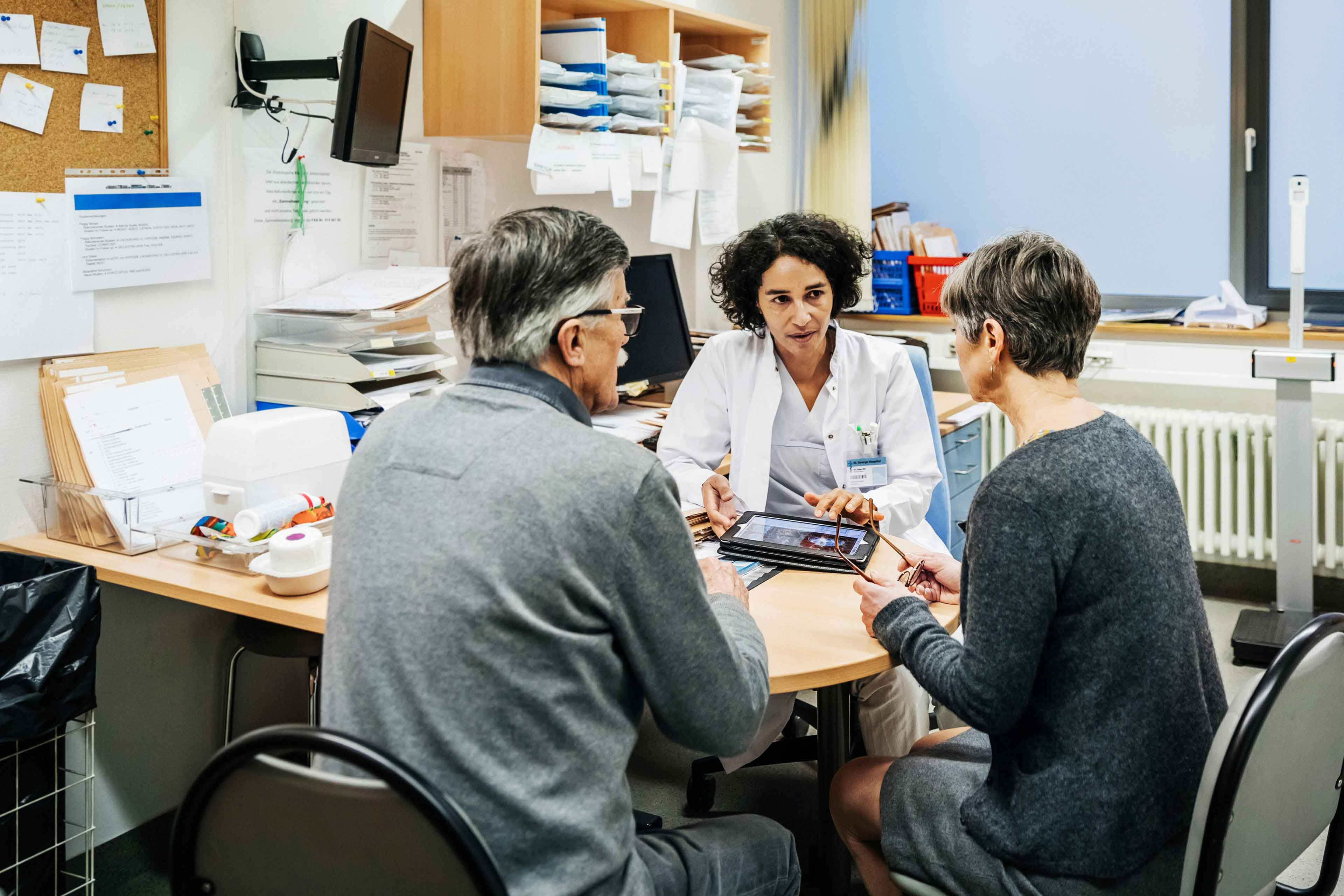 Arzt im Gespräch mit Patienten