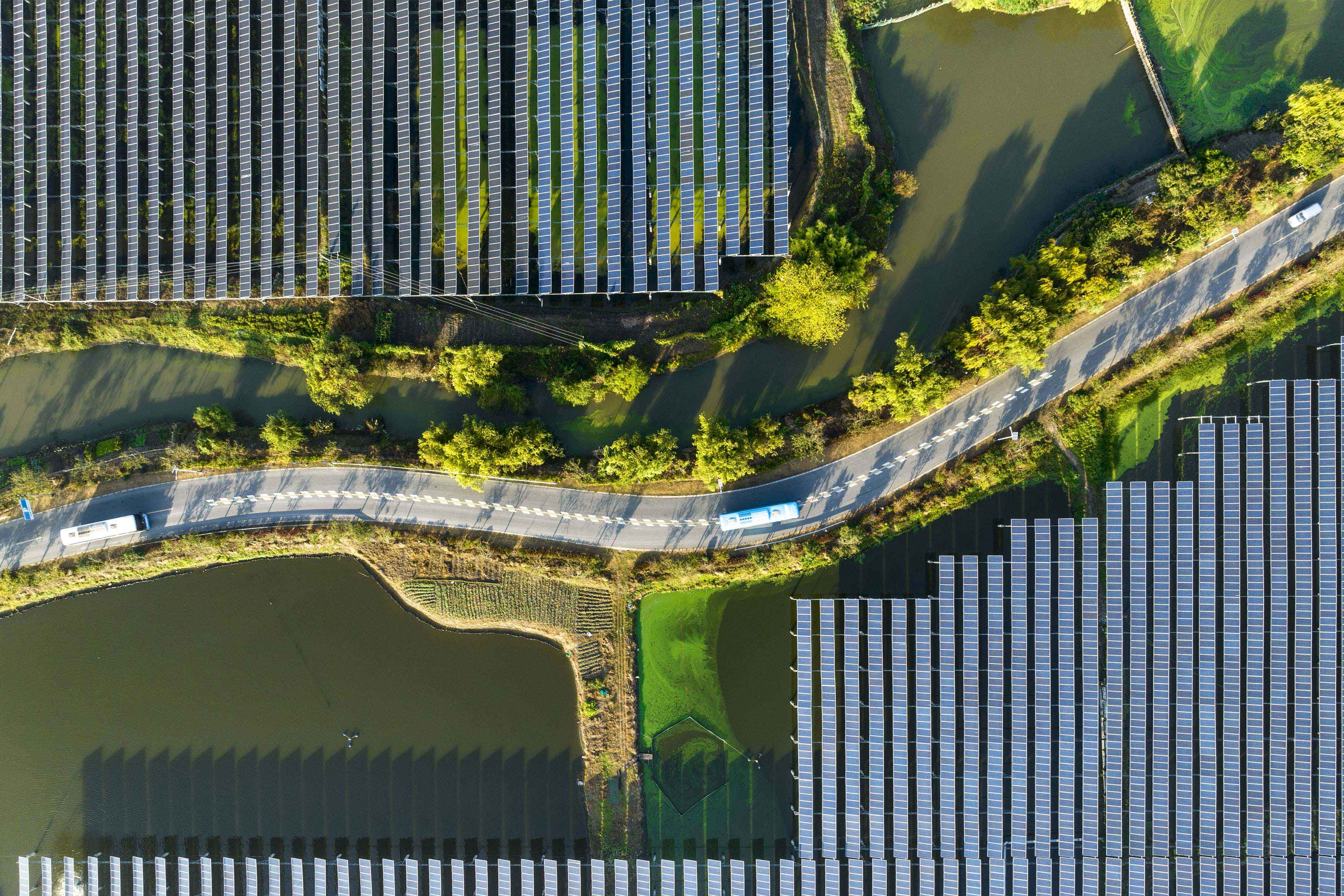 Blick aus der Drohnenperspektiveauf Solarkraftwerke auf einer Fischfarm