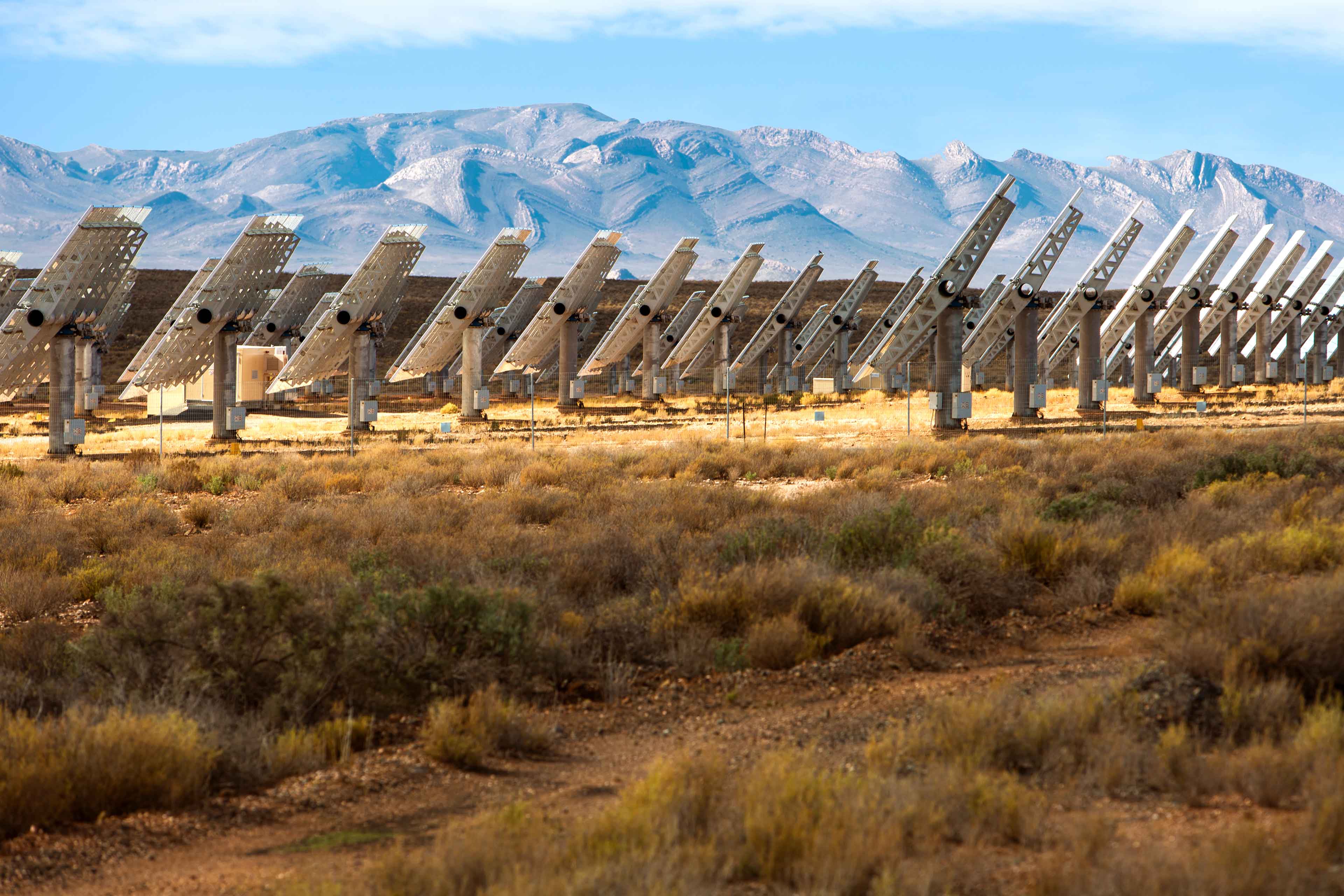 Riesige Solaranlage auf verlassenem Land