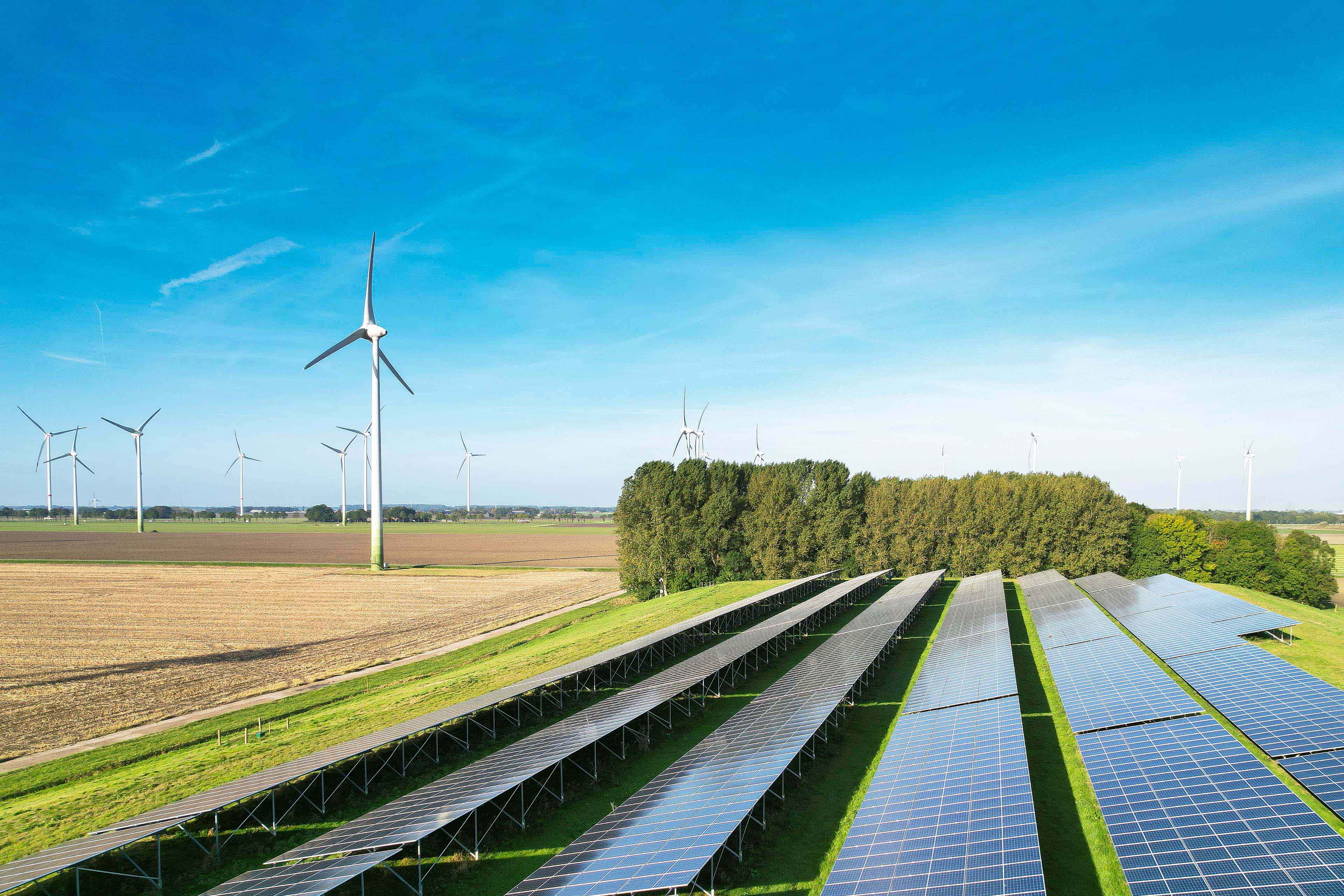 Solarenergiefed und Windkraftanlagen bein Sonnenschein