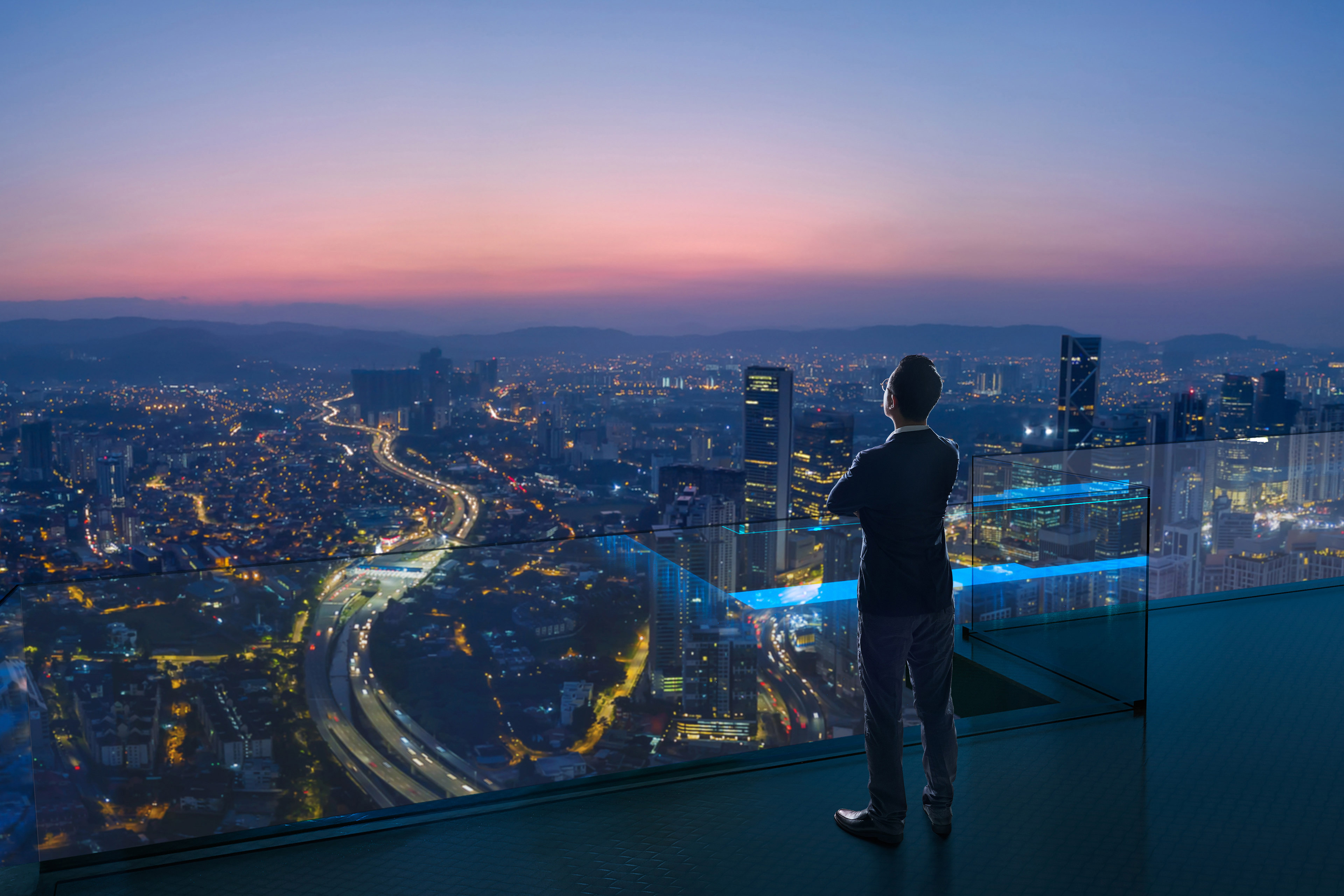 Geschäftsmann auf einem offnen Dachbalkon stehend