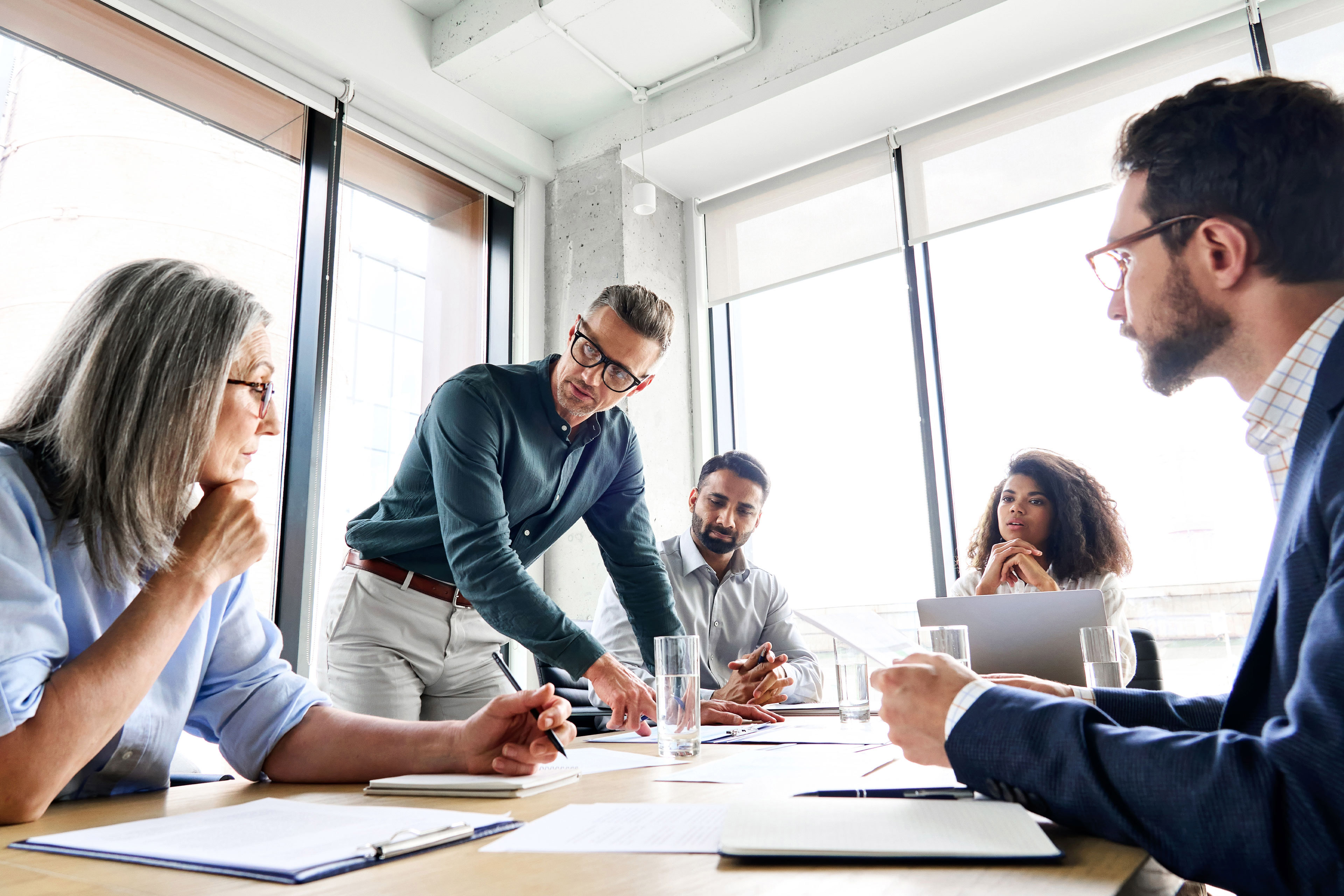 Menschen diskutieren über das Büro