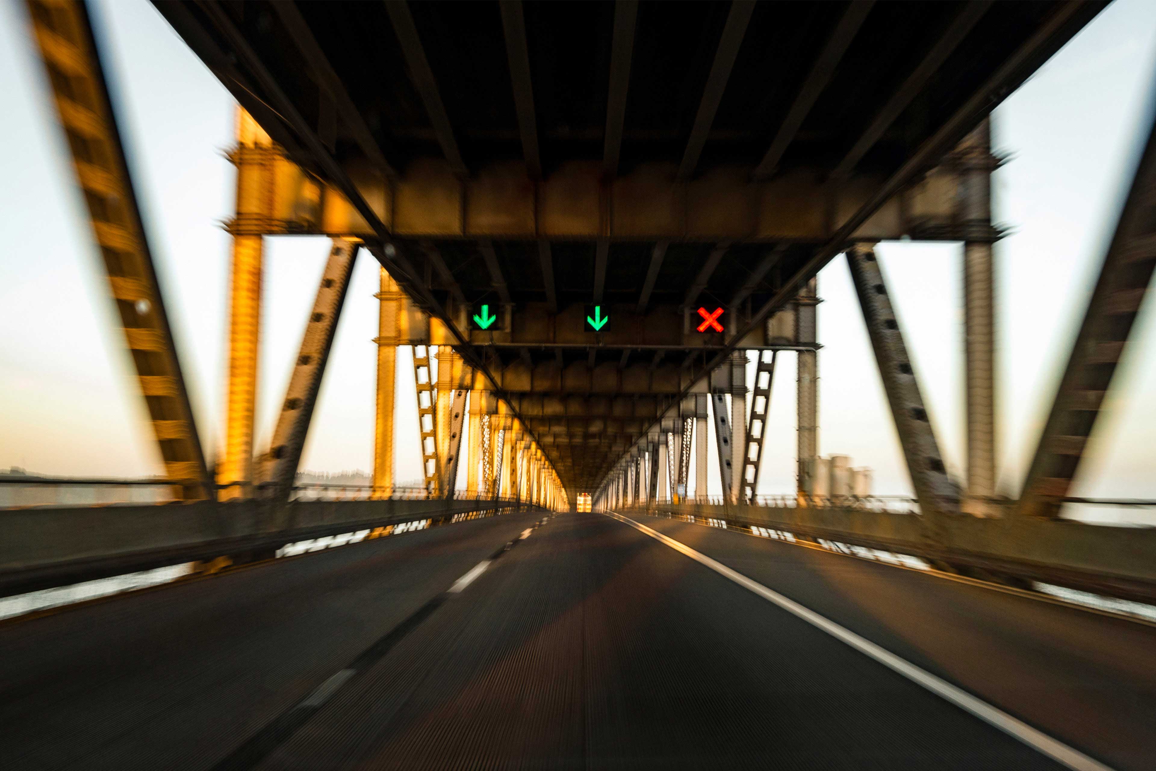 Fahren auf der Brücke