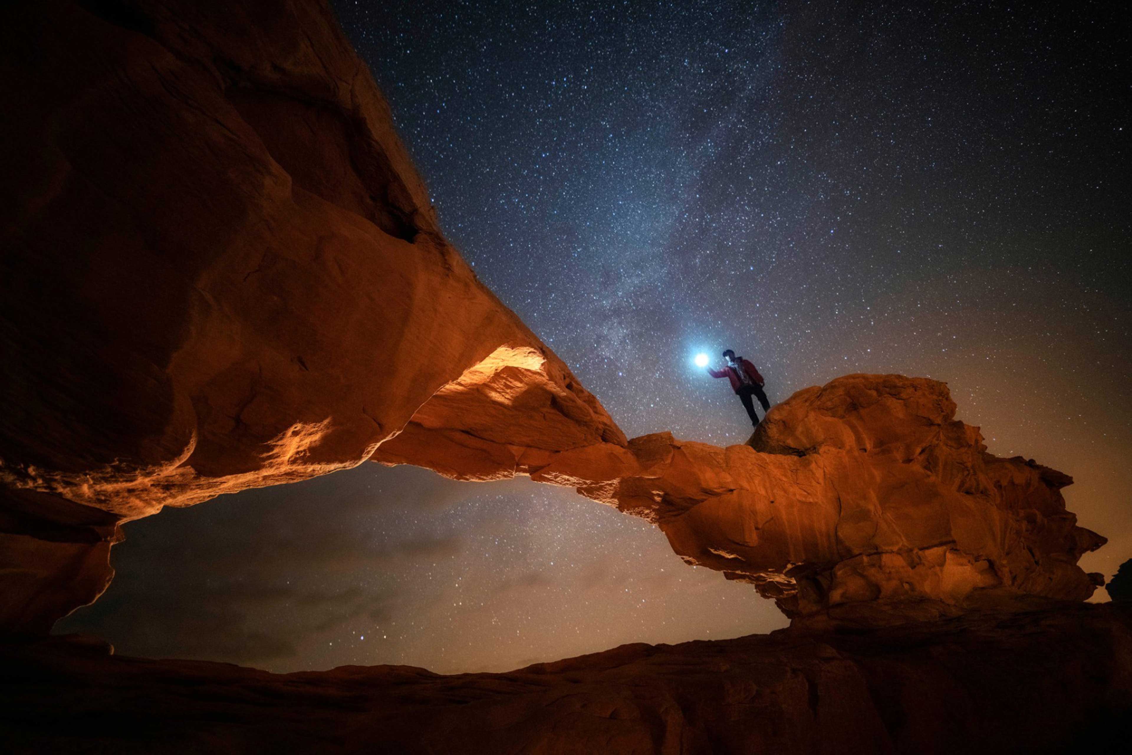 Nacht- und Sternenszenen des Steinbogens in Wadi Rum, Jordanien