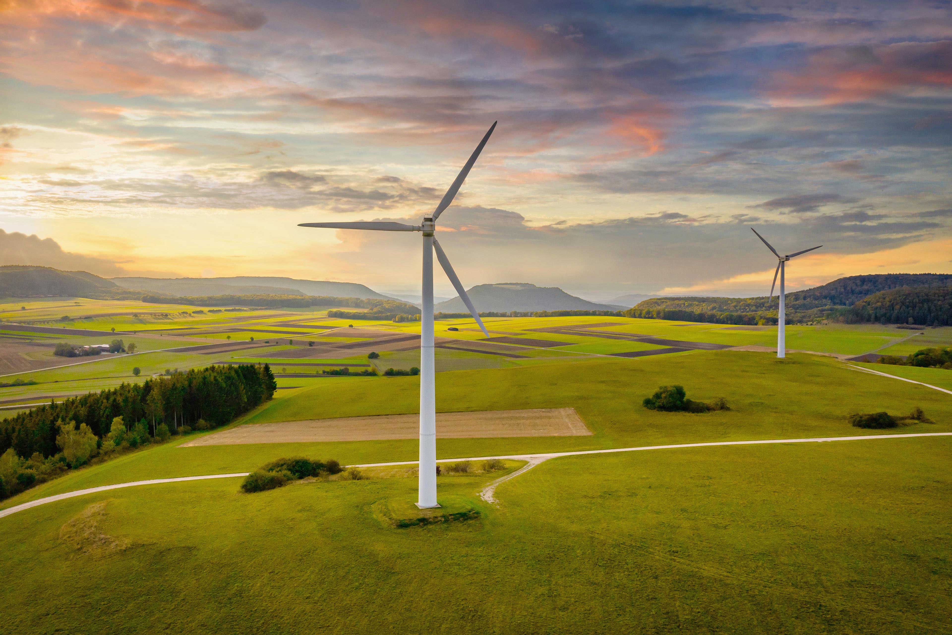 Drohnenansicht moderner Windkraftanlagen aus der Luft