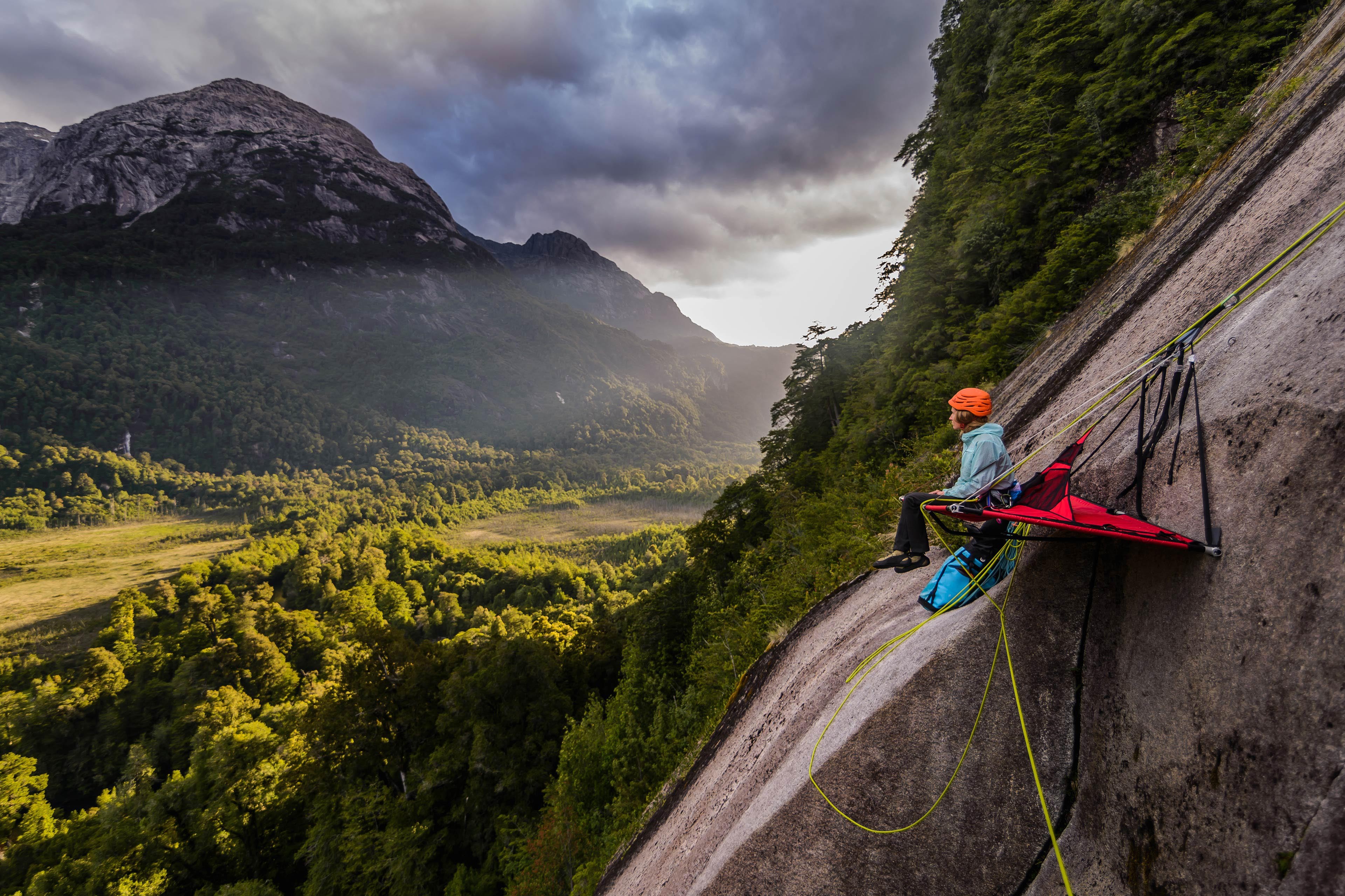 Frau auf Portaledge sitzend, Cochamo, Los Lagos, ChileBild