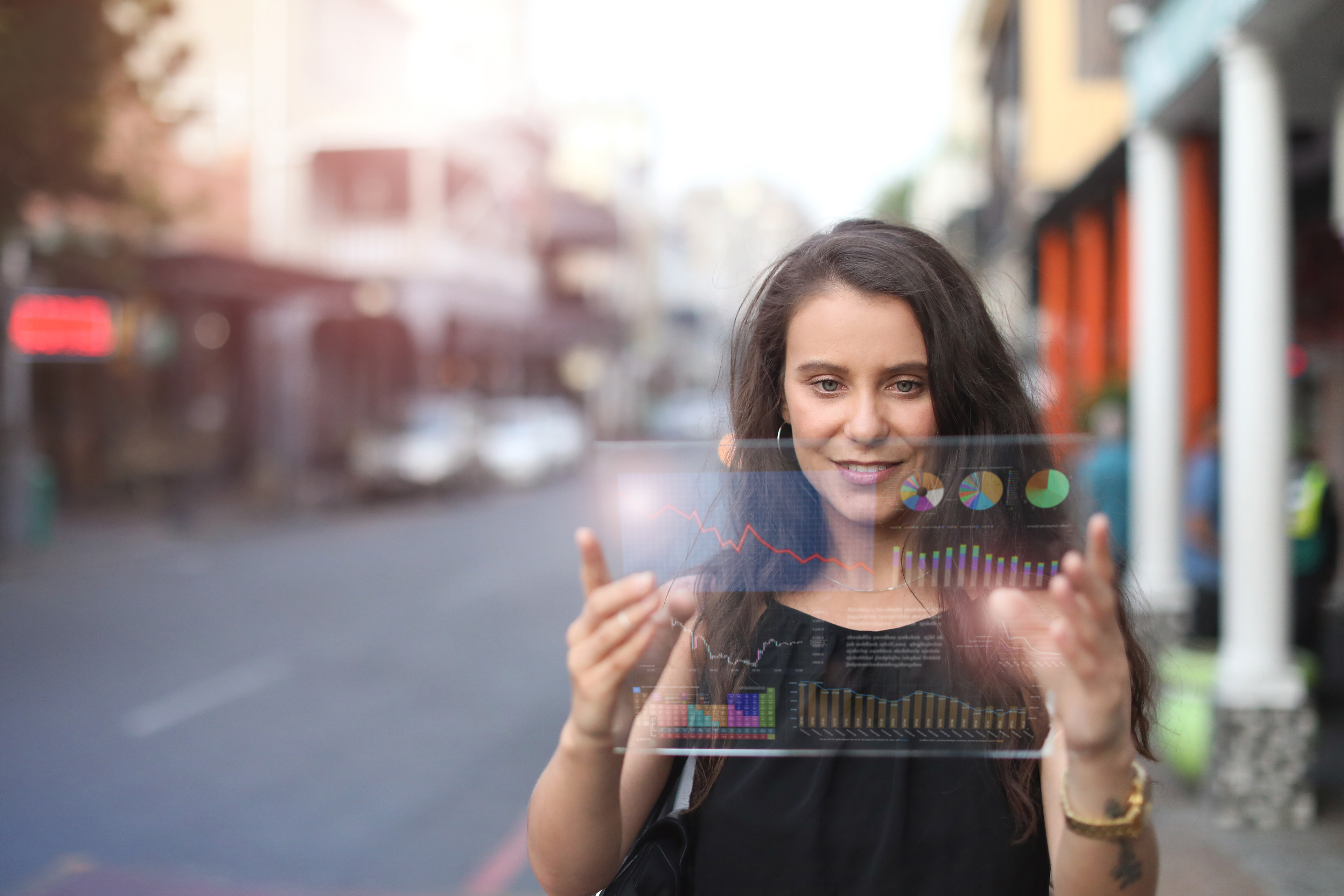 Frau hält Hologram-Tablet