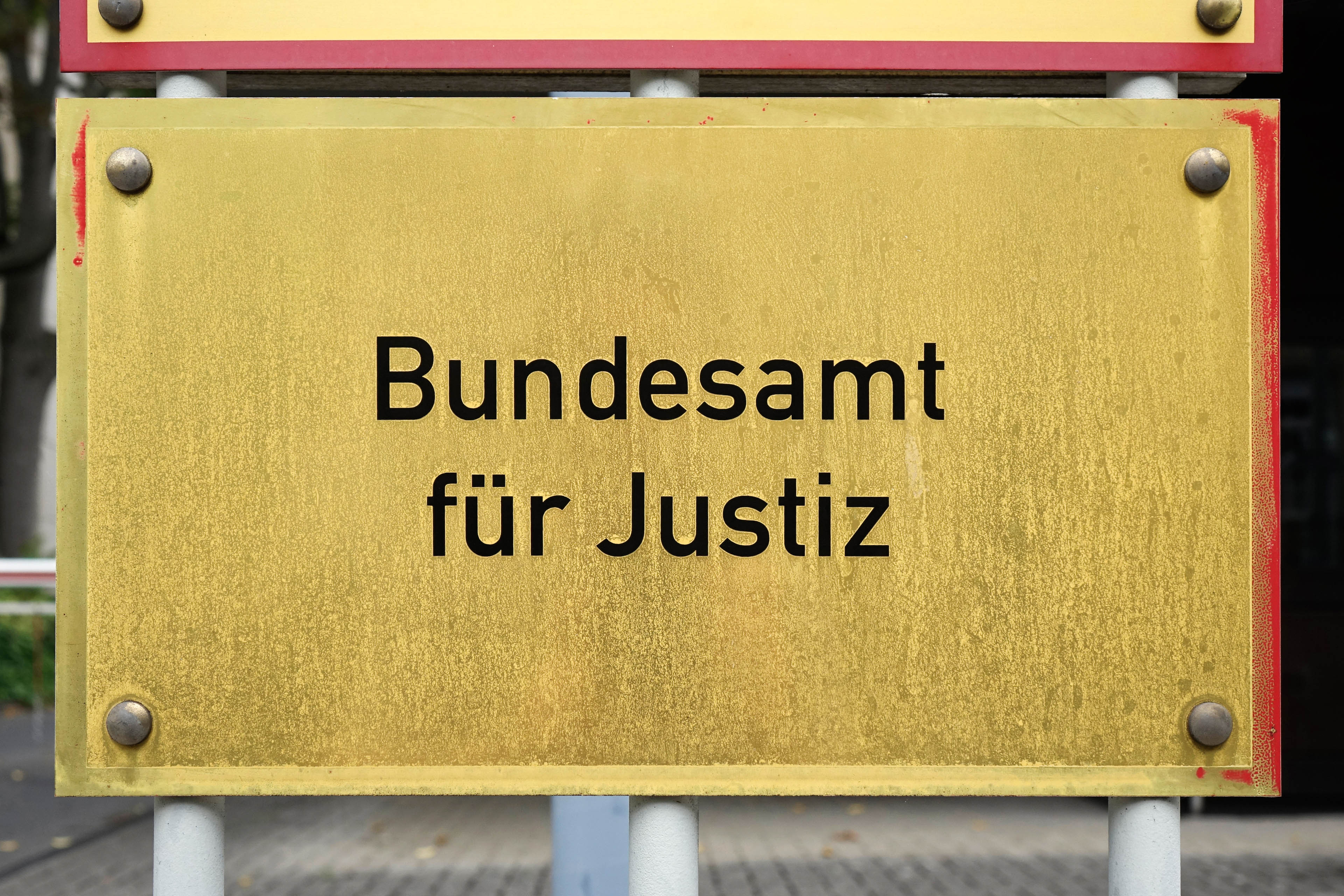 Gruene Einweg-Verpackungen aus Plastik werden ueber ein Fliessband durch eine Fabrik transportiert