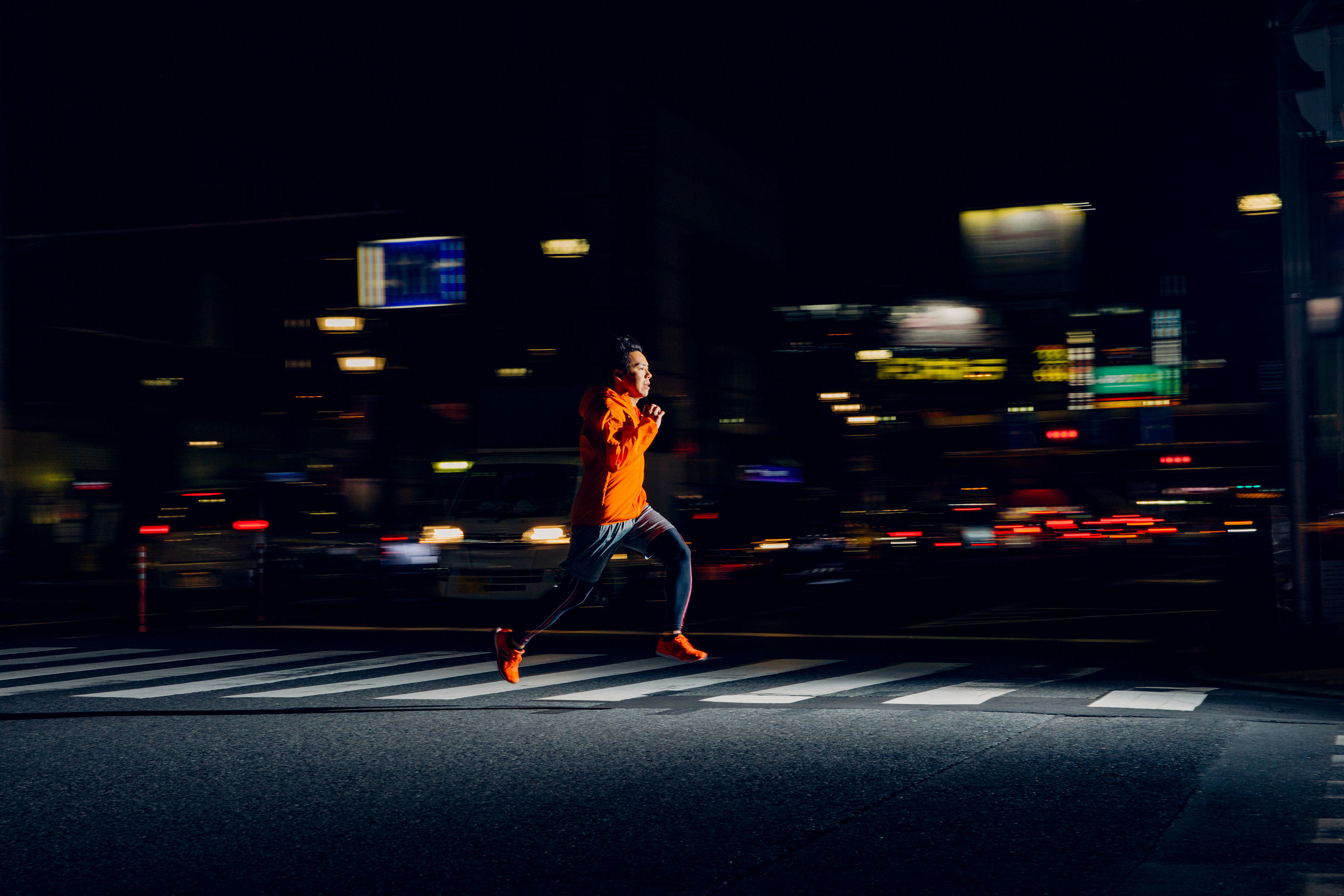  Japanese runner runs through the streets of tokyo