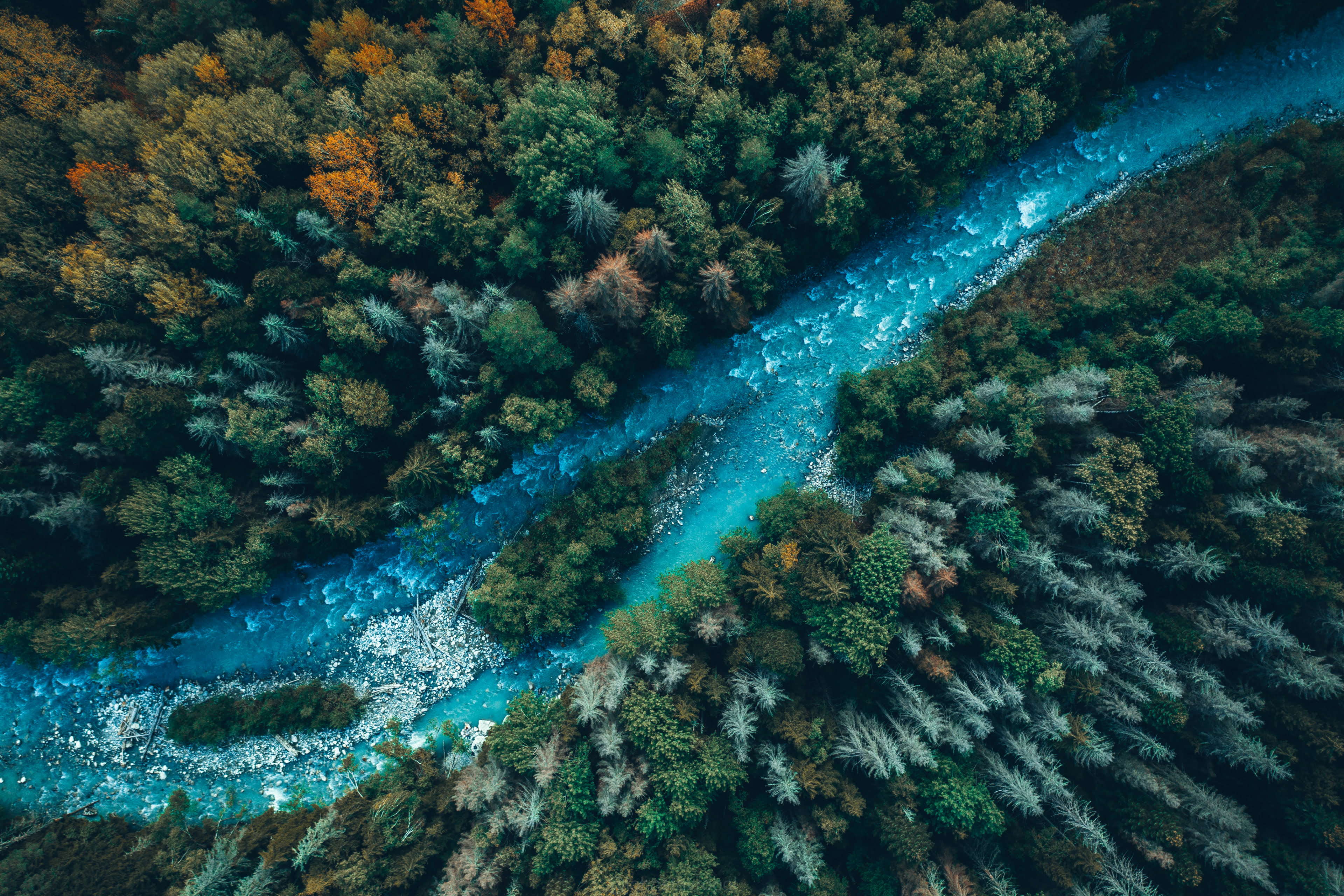 Vue-aérienne-d’un-paysage-de-montagne-de-rivière-et-de-forêt