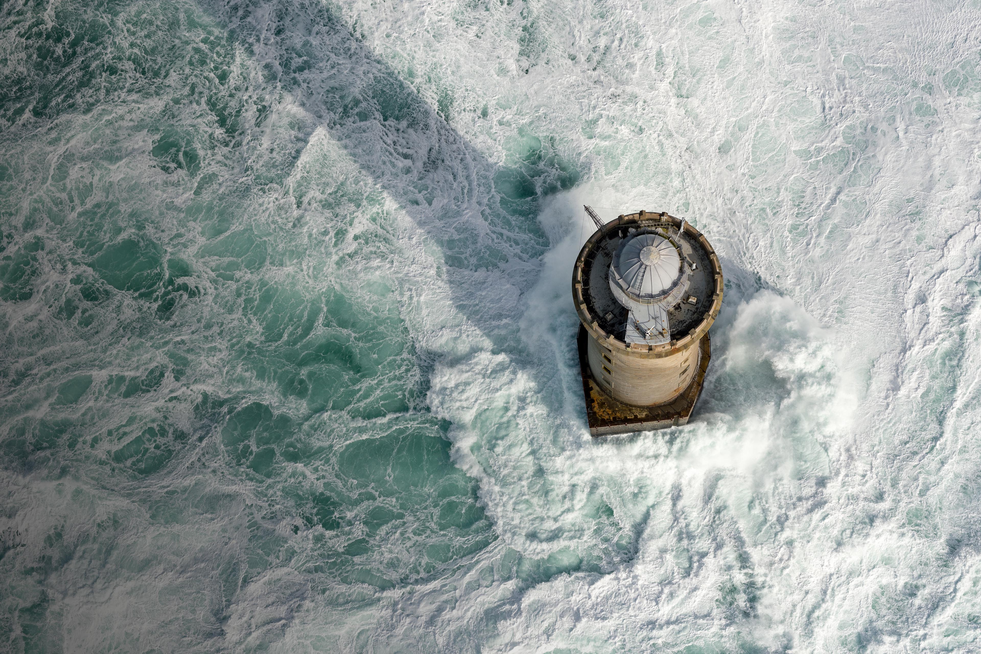 Strom waves batter lighthouse kereon in ouessant france