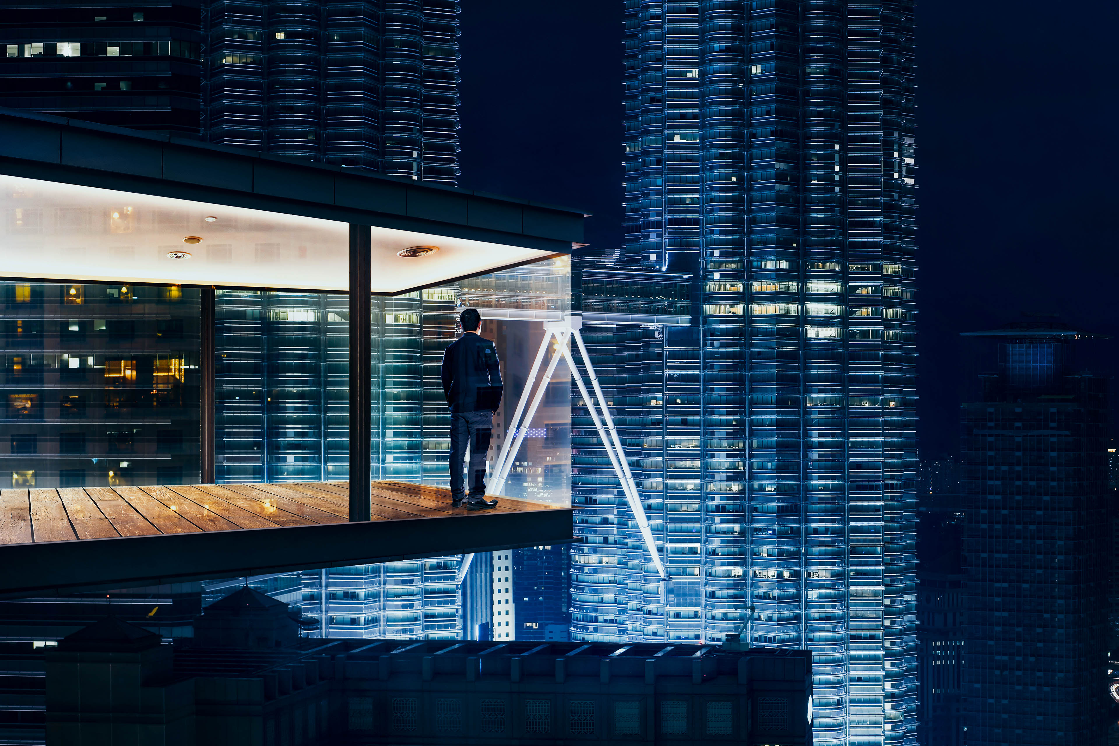 Hombre de negocios en oficina moderna con un fondo de un horizonte de la ciudad de noche