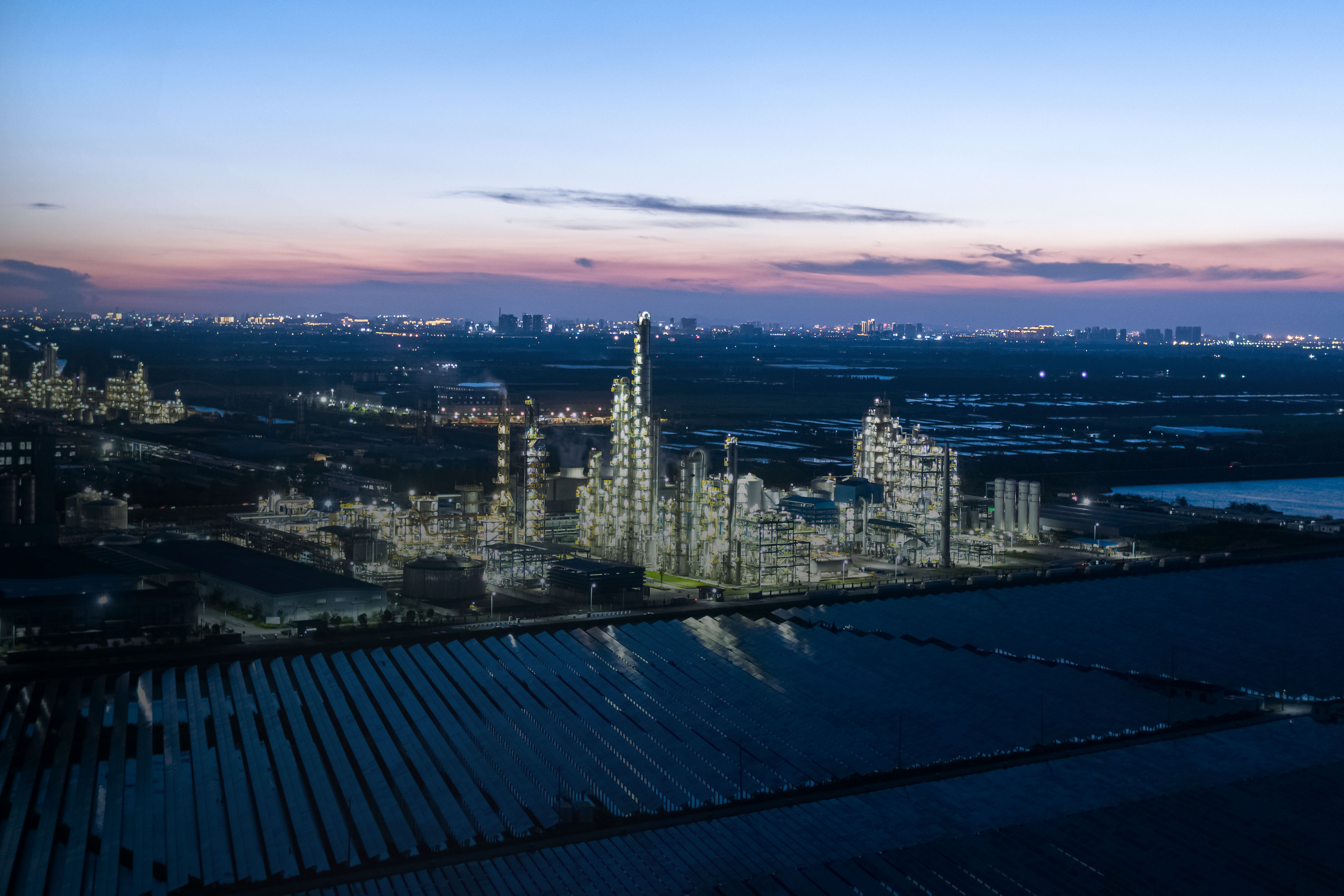 Chemiewerk mit Solarkraftwerk bei Nacht