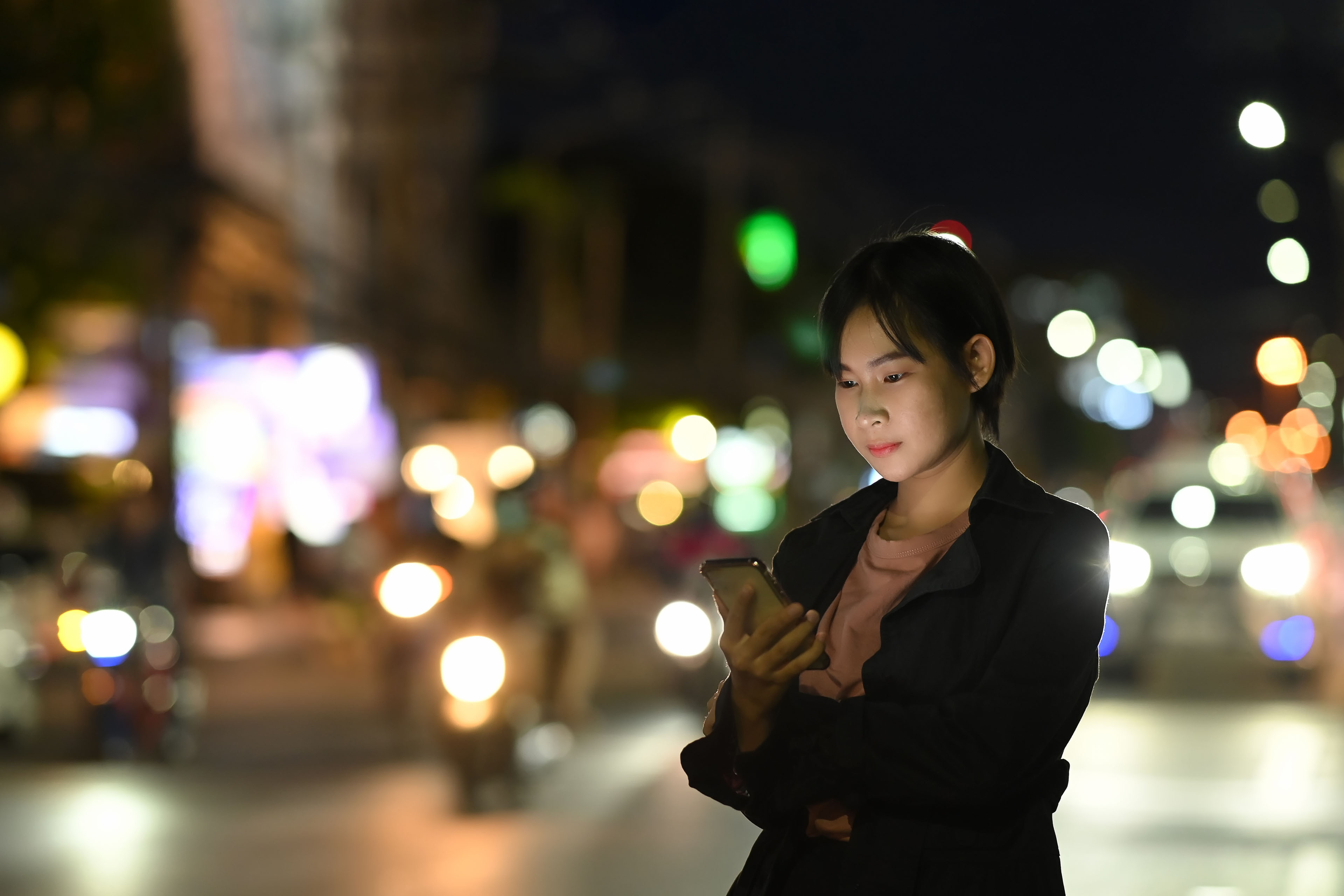 Mujer mirando un teléfono móvil