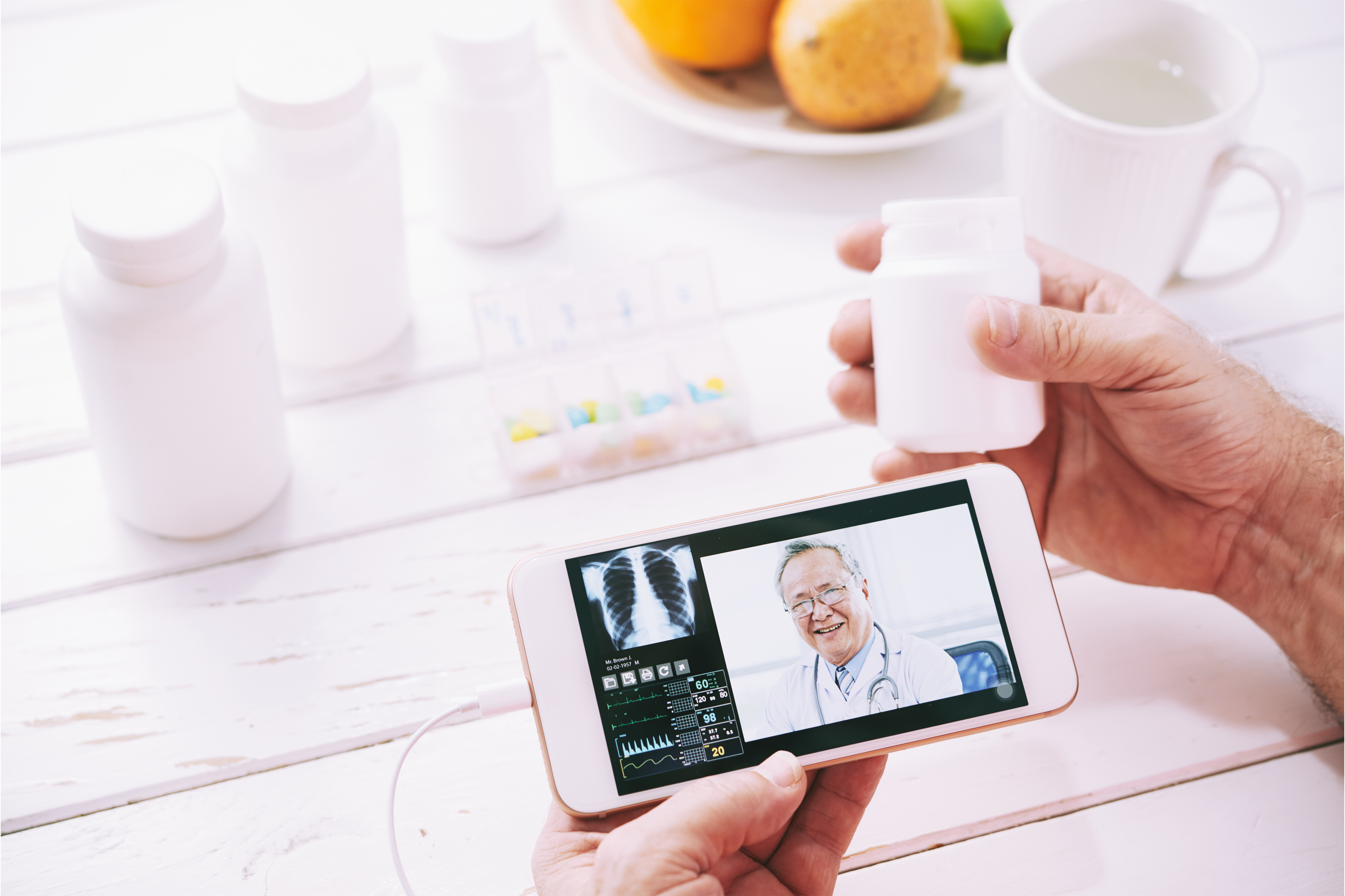 Manos de un paciente adulto teniendo una consulta médica desde su teléfono inteligente