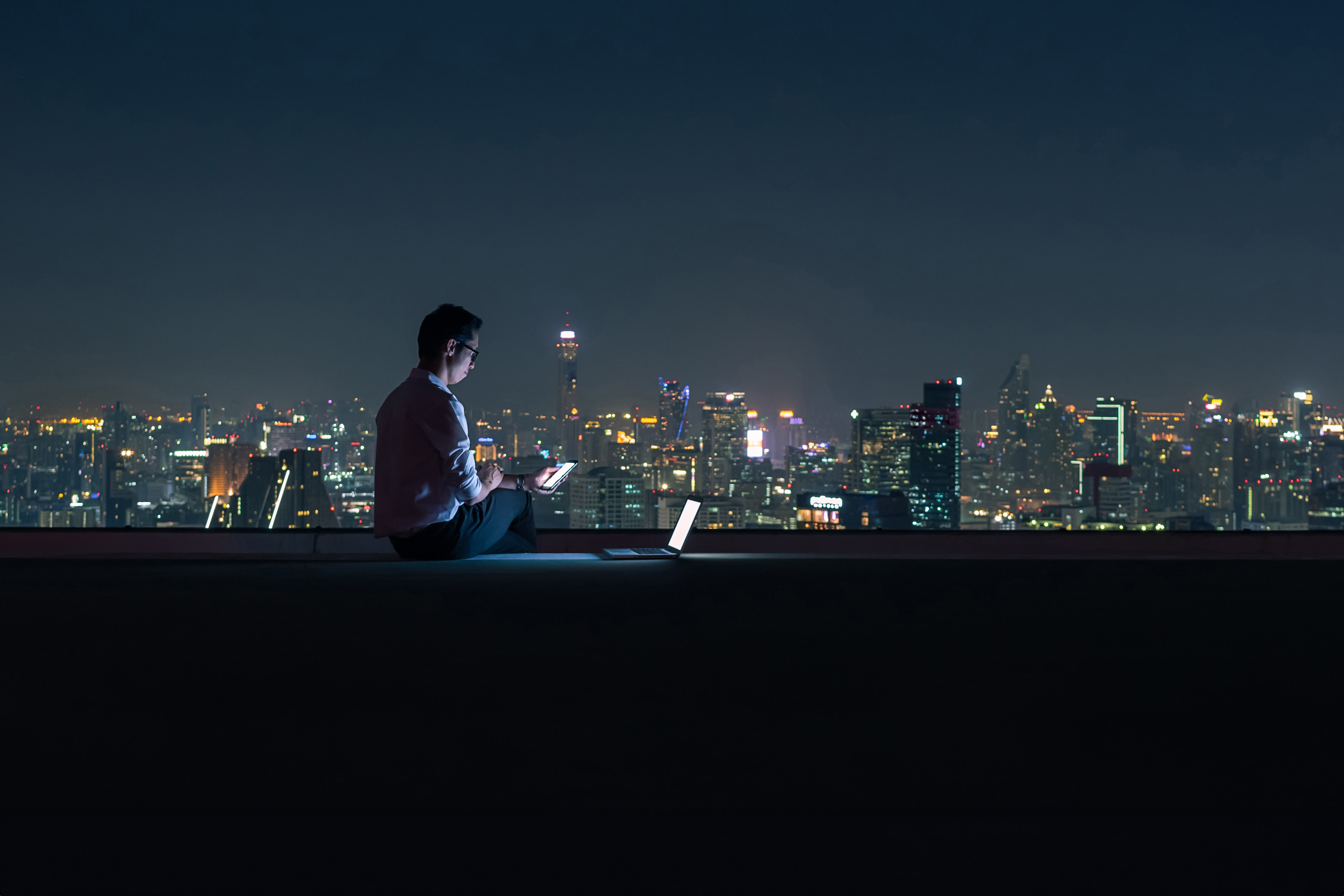 Businessman-sitting-at-the-top-of-the-building