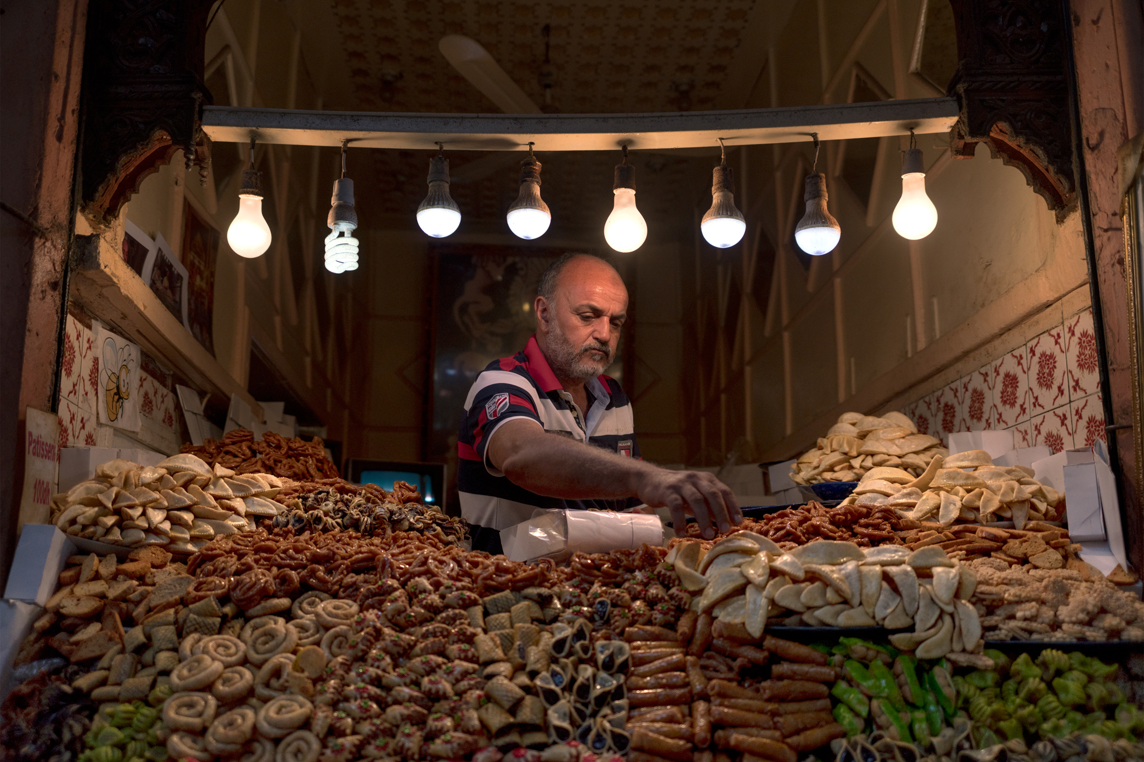 Homme travaillant à un stand de nourriture d'un marché ouvert