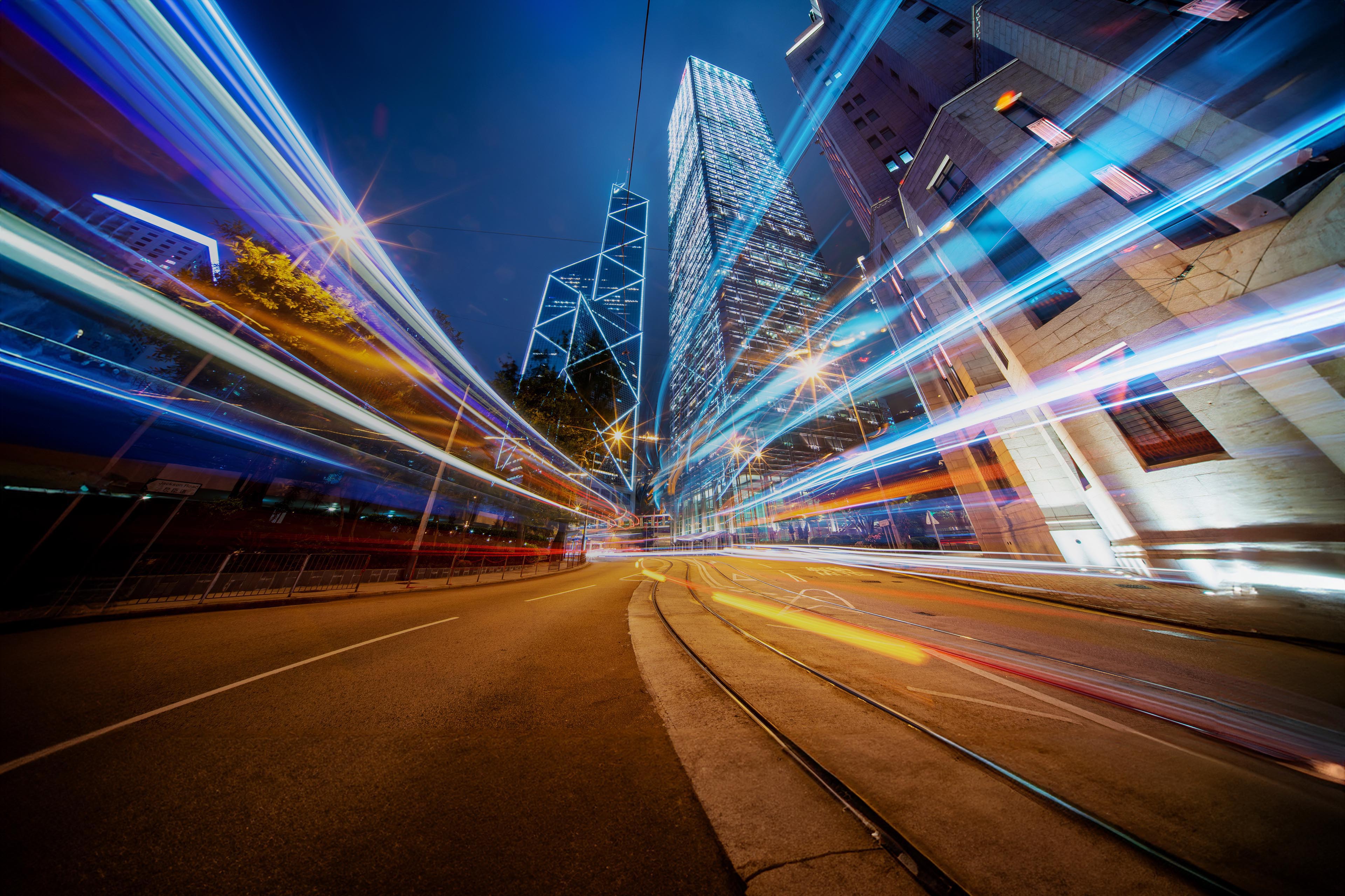 Luces en movimiento en la noche en la ciudad de Hong Kong