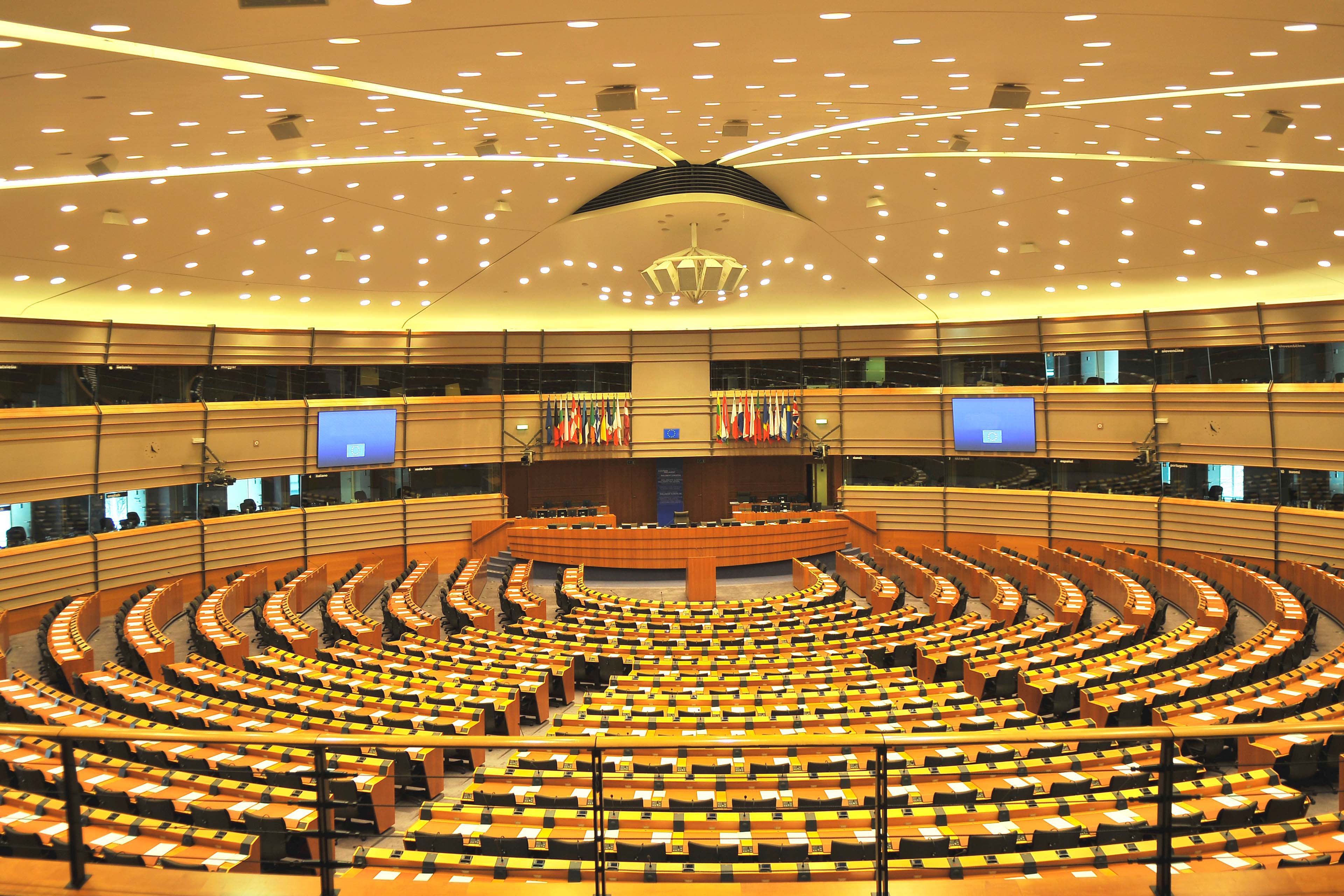 Leerer großer Sitzungssaal des Europäischen Parlaments in Brüssel, Belgien, Europa.